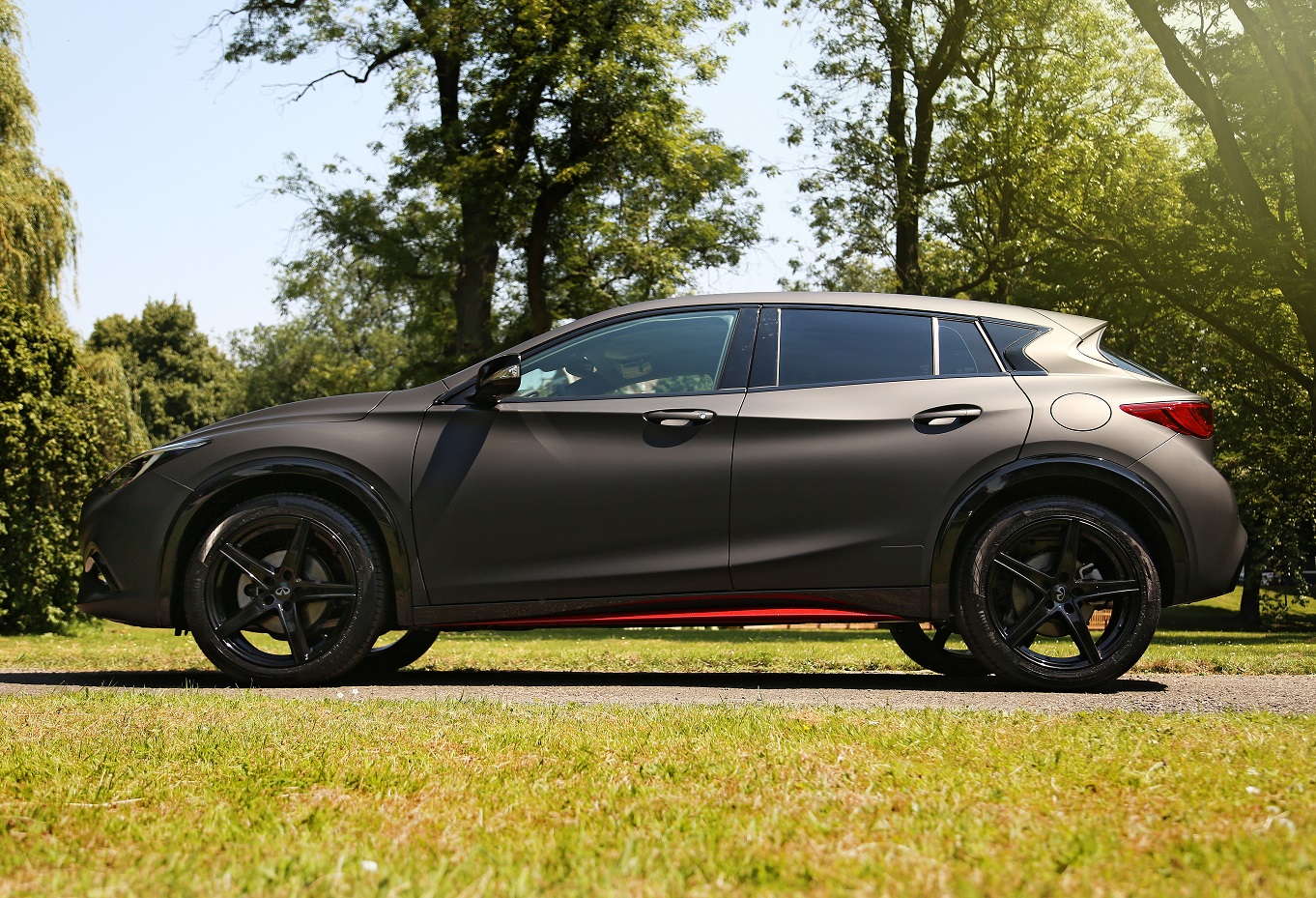 Infiniti komt met de speciale Q30 AntiChic Edition. Dat is (g)een vrouwenauto in het matzwart.