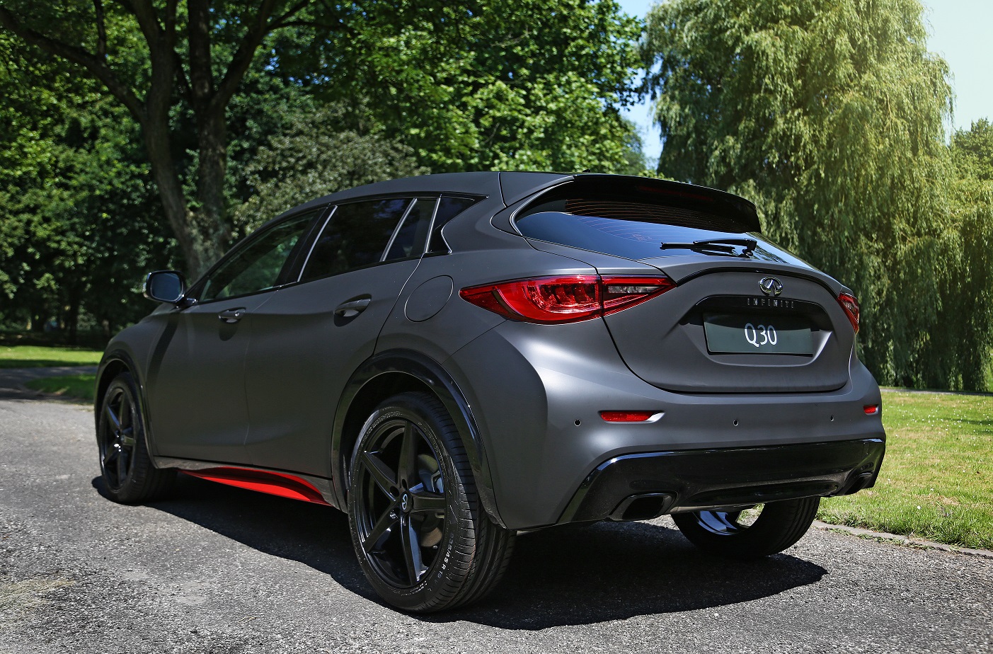 Infiniti komt met de speciale Q30 AntiChic Edition. Dat is (g)een vrouwenauto in het matzwart.