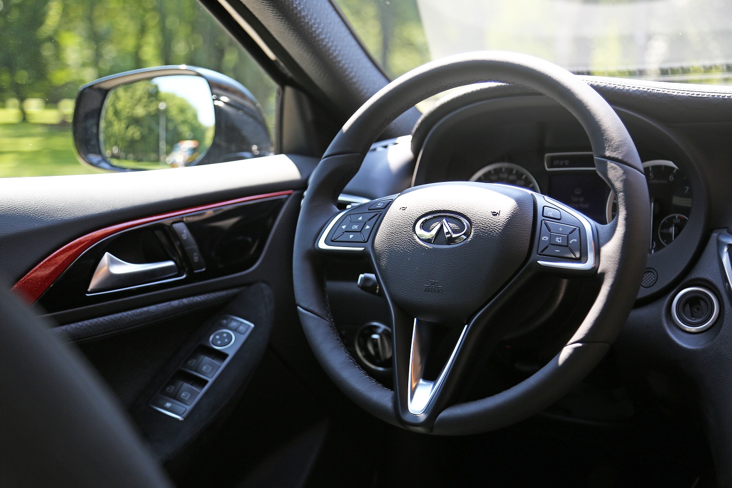 Infiniti komt met de speciale Q30 AntiChic Edition. Dat is (g)een vrouwenauto in het matzwart.