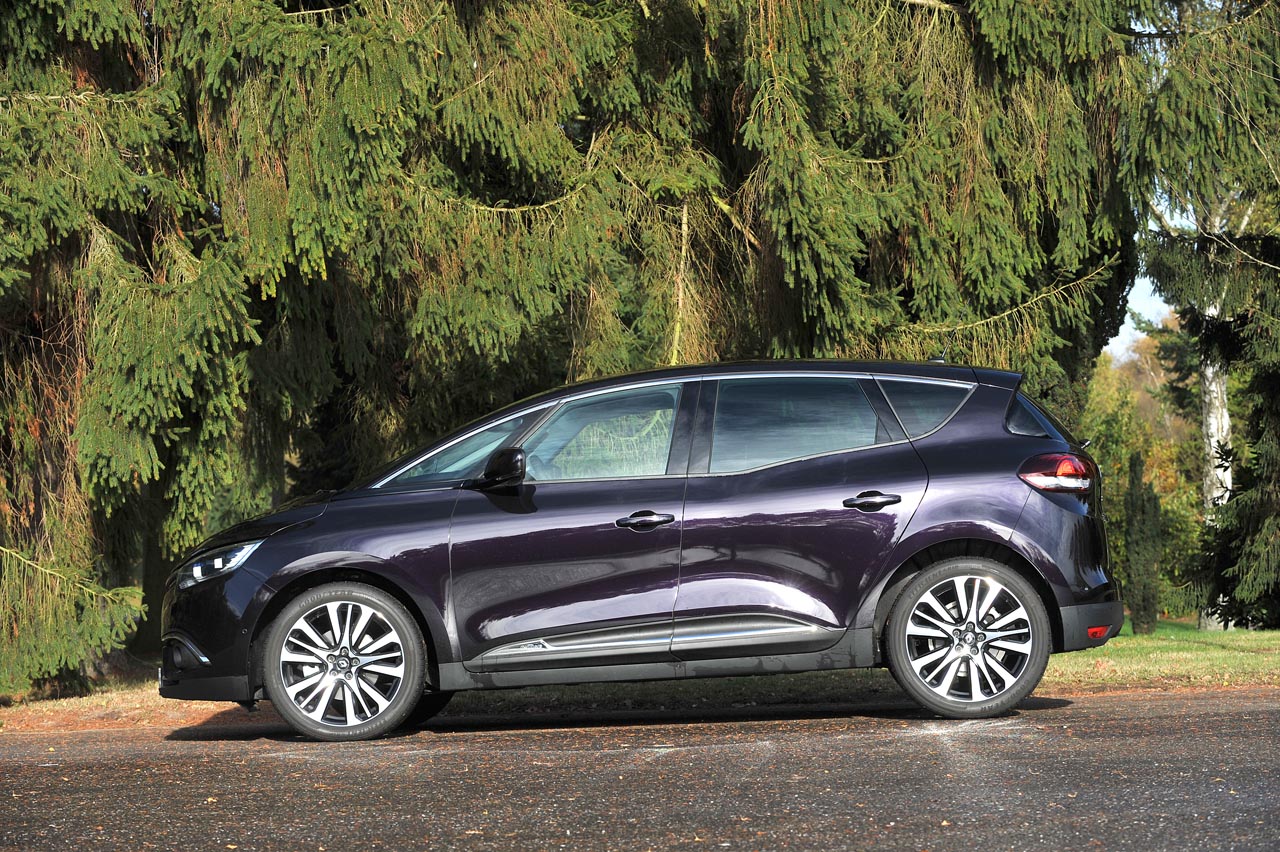 Renault voegt het meest complete uitrustingsniveau Initiale Paris toe aan het leveringsprogramma van de Scnic en Grand Scnic.