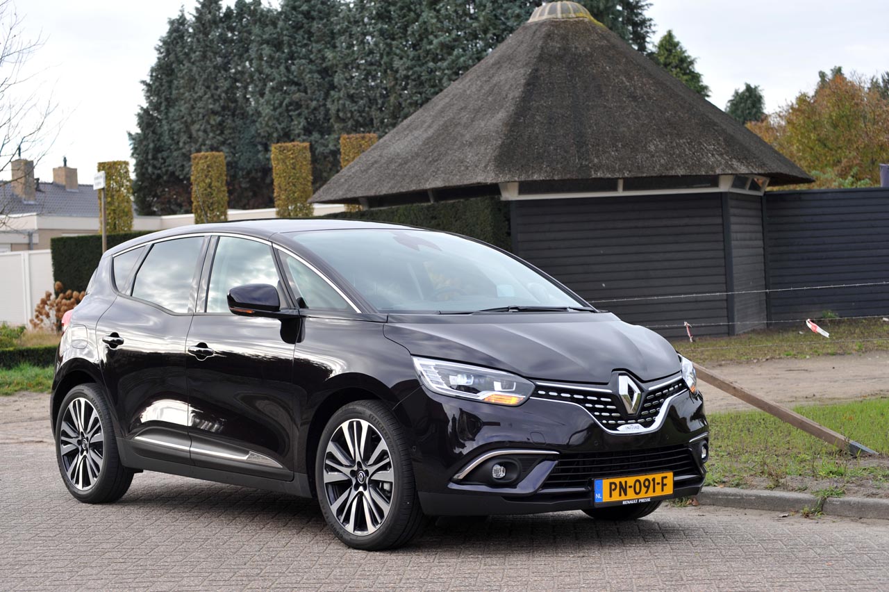 Renault voegt het meest complete uitrustingsniveau Initiale Paris toe aan het leveringsprogramma van de Scnic en Grand Scnic.