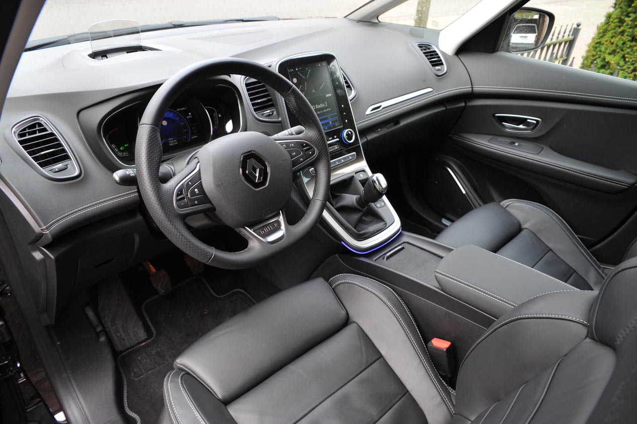 Renault voegt het meest complete uitrustingsniveau Initiale Paris toe aan het leveringsprogramma van de Scnic en Grand Scnic.
