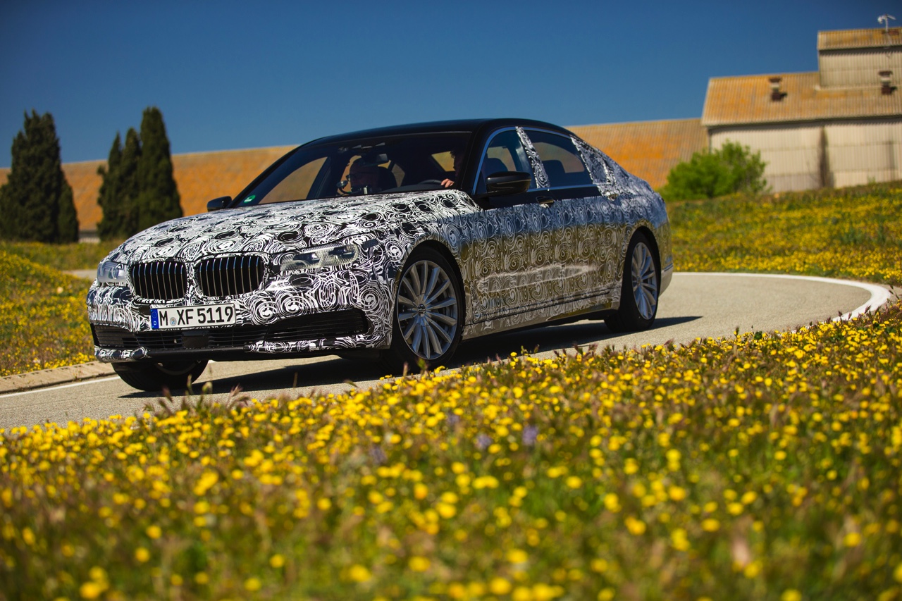 De nieuwe BMW 7 Serie innoveert met vierwielbesturing en gewichtsverlies naar de best rijdende topklasse limousine.