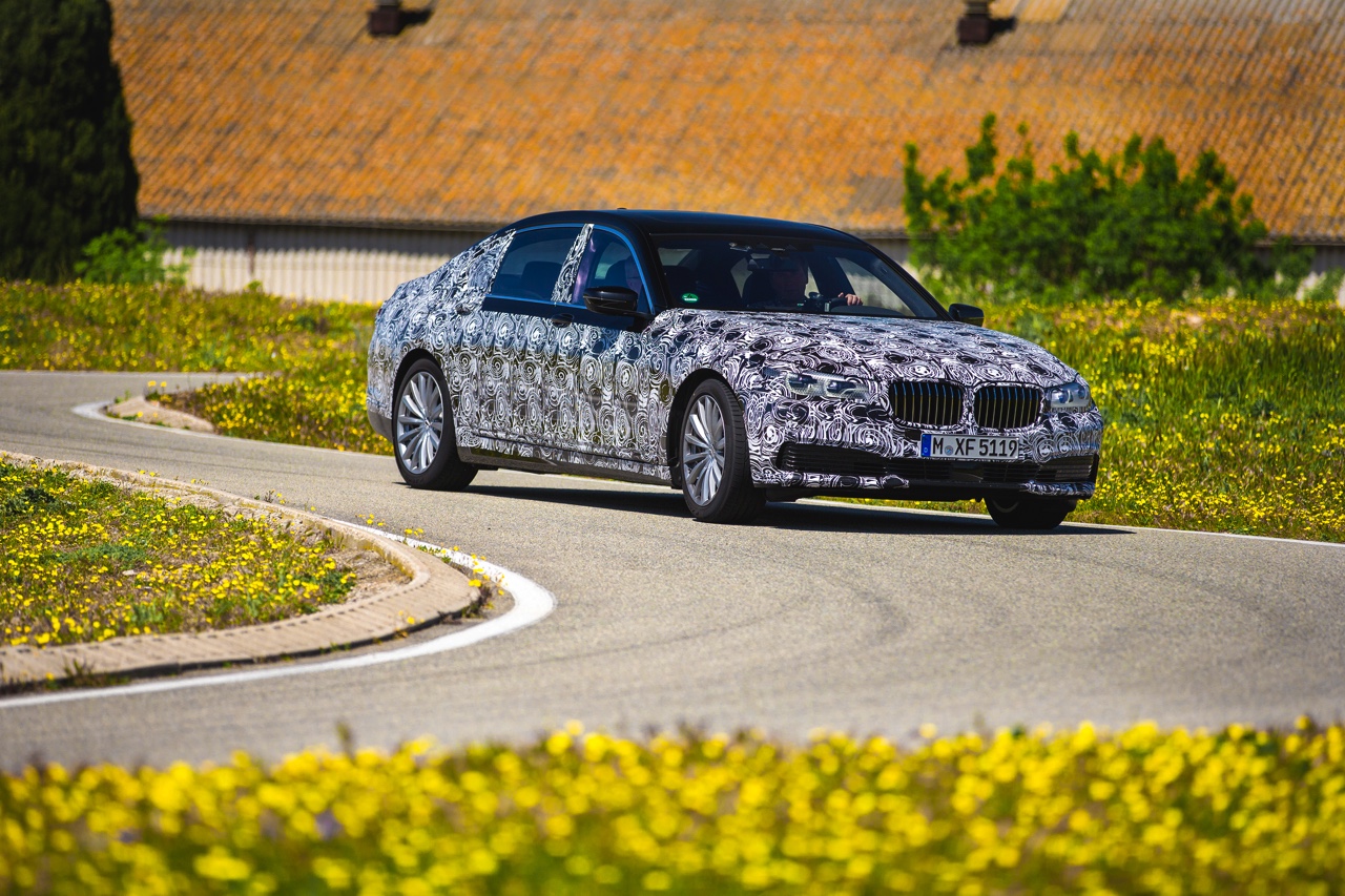 De nieuwe BMW 7 Serie innoveert met vierwielbesturing en gewichtsverlies naar de best rijdende topklasse limousine.
