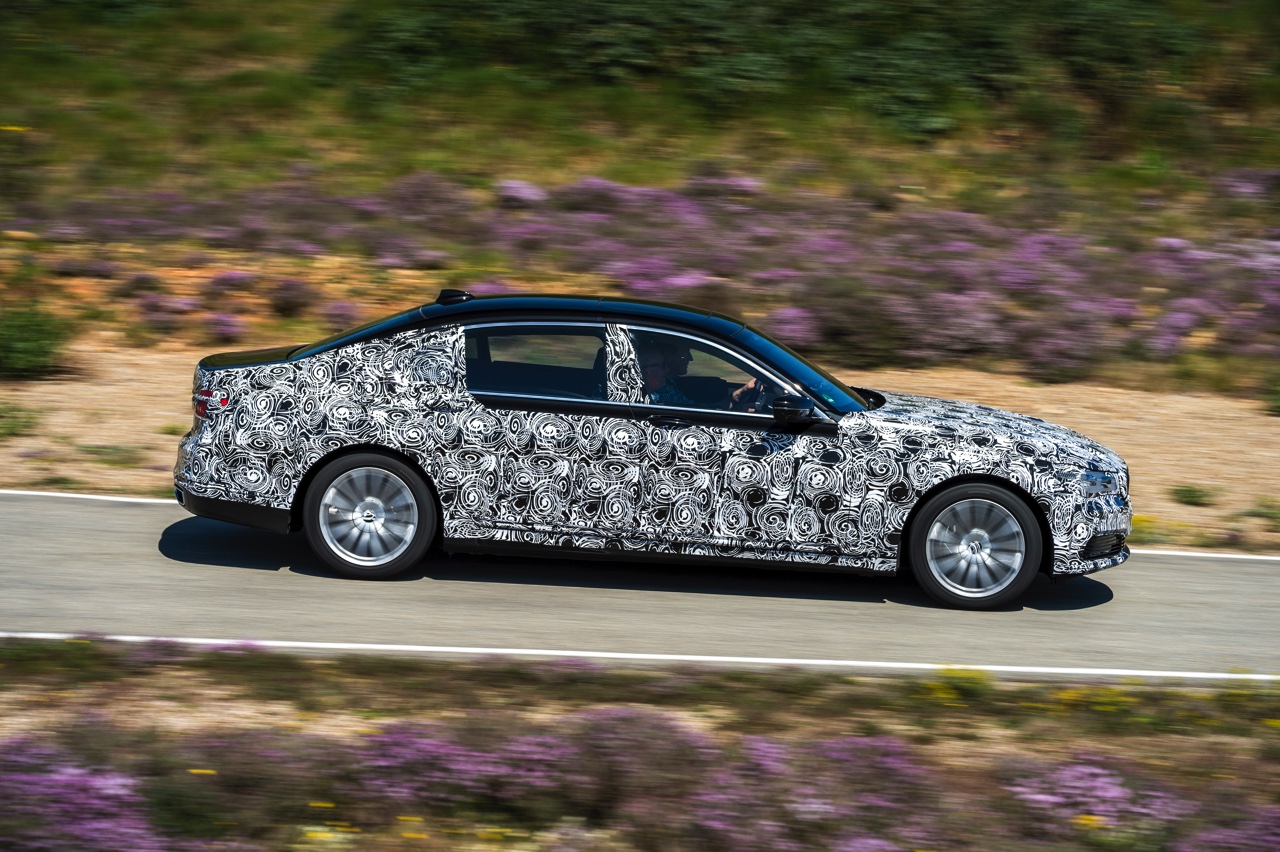 De nieuwe BMW 7 Serie innoveert met vierwielbesturing en gewichtsverlies naar de best rijdende topklasse limousine.