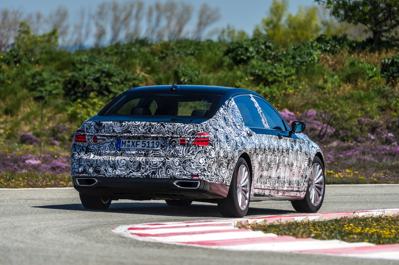 De nieuwe BMW 7 Serie innoveert met vierwielbesturing en gewichtsverlies naar de best rijdende topklasse limousine.