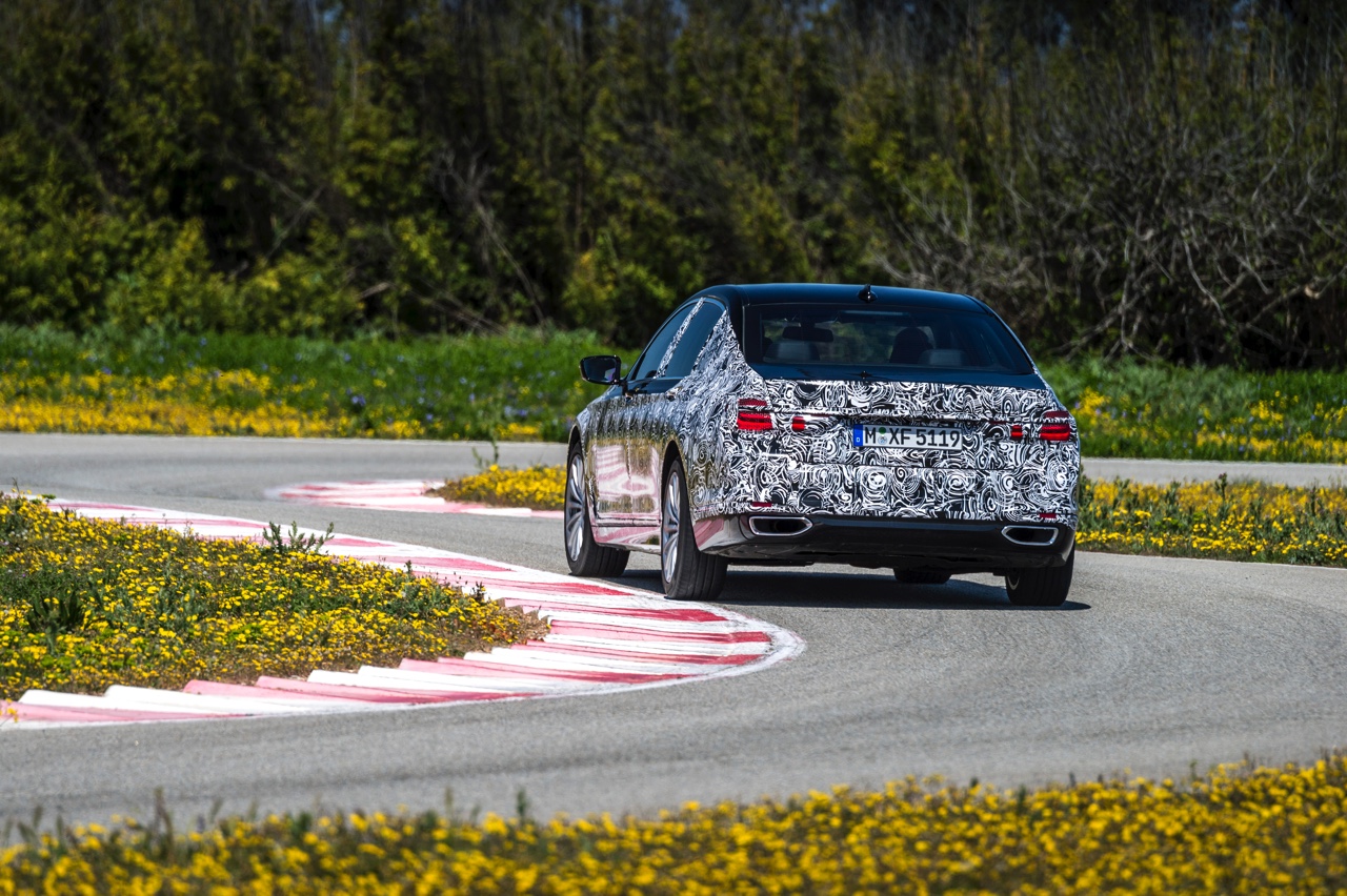 De nieuwe BMW 7 Serie innoveert met vierwielbesturing en gewichtsverlies naar de best rijdende topklasse limousine.