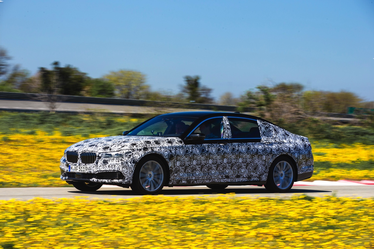 De nieuwe BMW 7 Serie innoveert met vierwielbesturing en gewichtsverlies naar de best rijdende topklasse limousine.