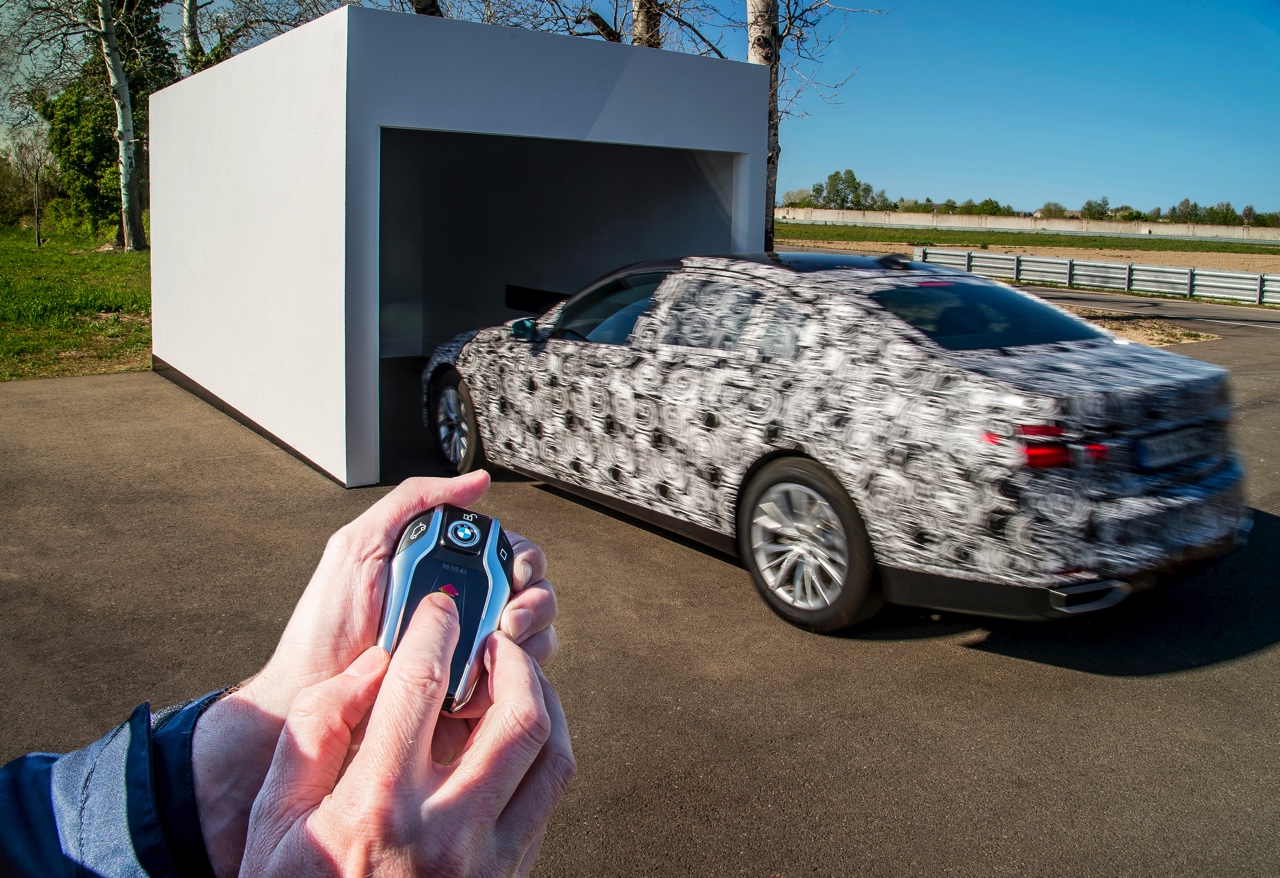 De nieuwe BMW 7 Serie innoveert met vierwielbesturing en gewichtsverlies naar de best rijdende topklasse limousine.