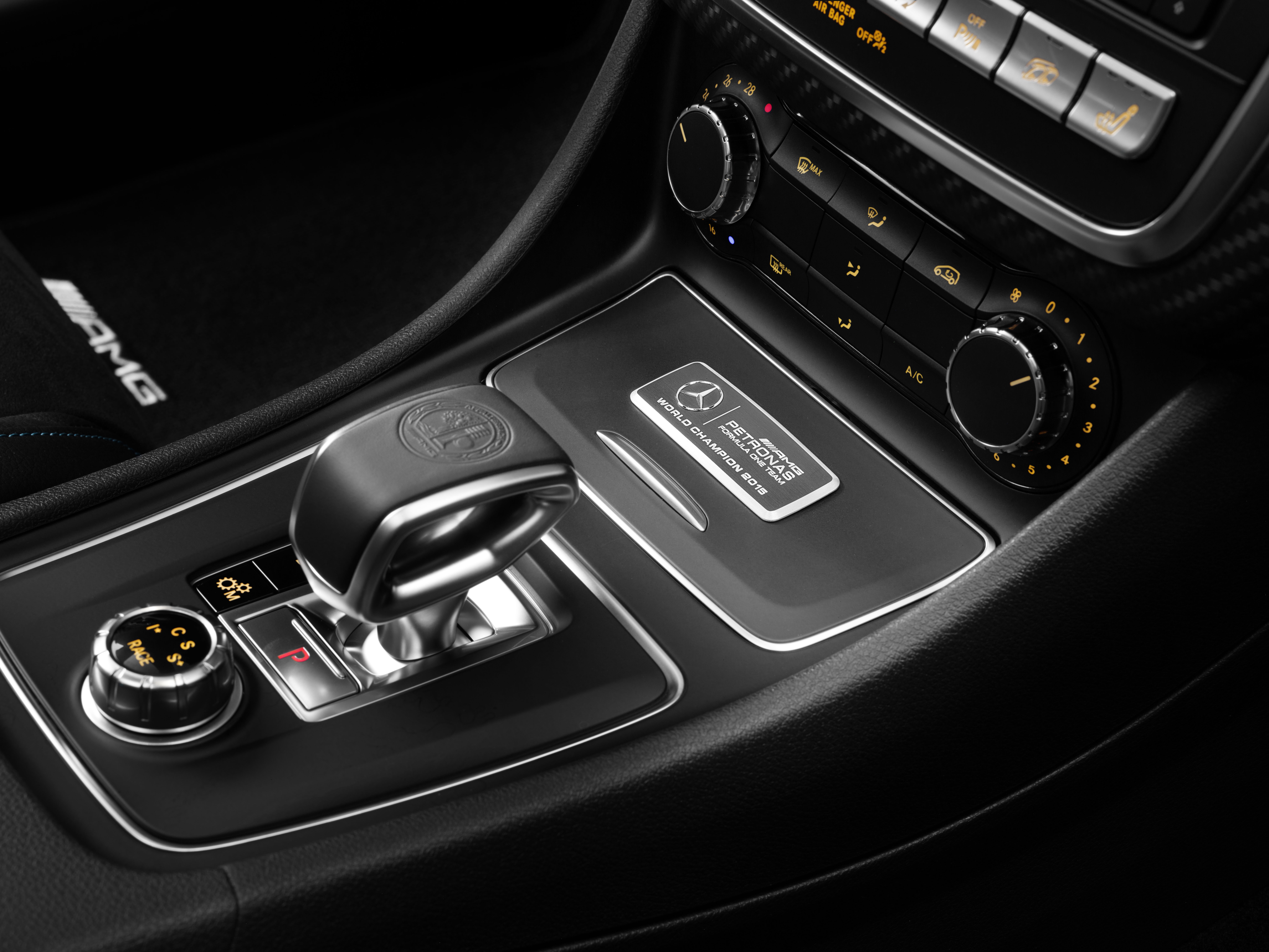 AMG verandert van koers en wilt niet alleen exclusief merk presenteren, maar ook als bereikbaar en authentiek performance merk van Mercedes-Benz. De AMG 43 modellen zijn daar goede voorbeelden van.