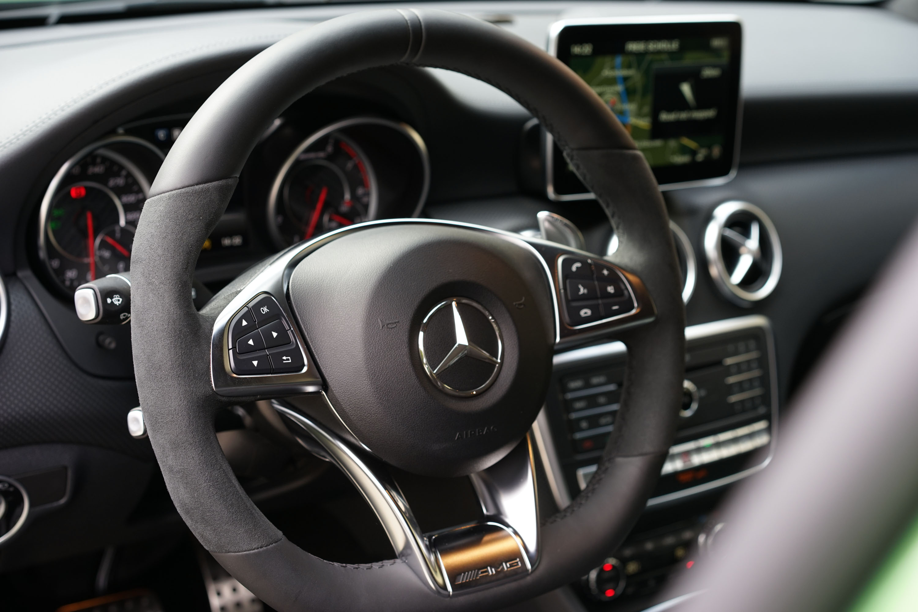 AMG verandert van koers en wilt niet alleen exclusief merk presenteren, maar ook als bereikbaar en authentiek performance merk van Mercedes-Benz. De AMG 43 modellen zijn daar goede voorbeelden van.
