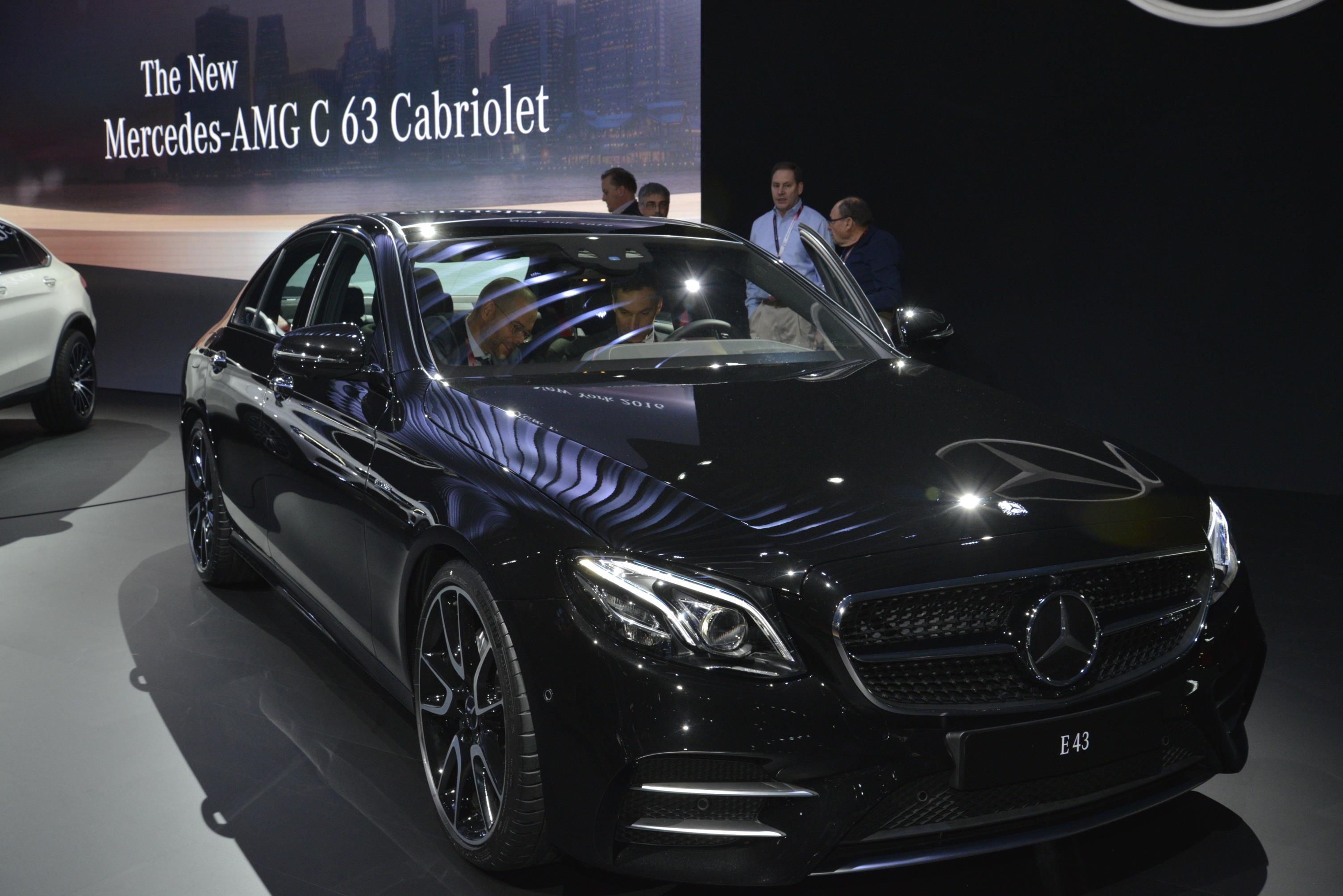 AMG wil rivaal van Porsche worden en zoekt de publiciteit op met 425 AMG Performance Centers ter wereld.