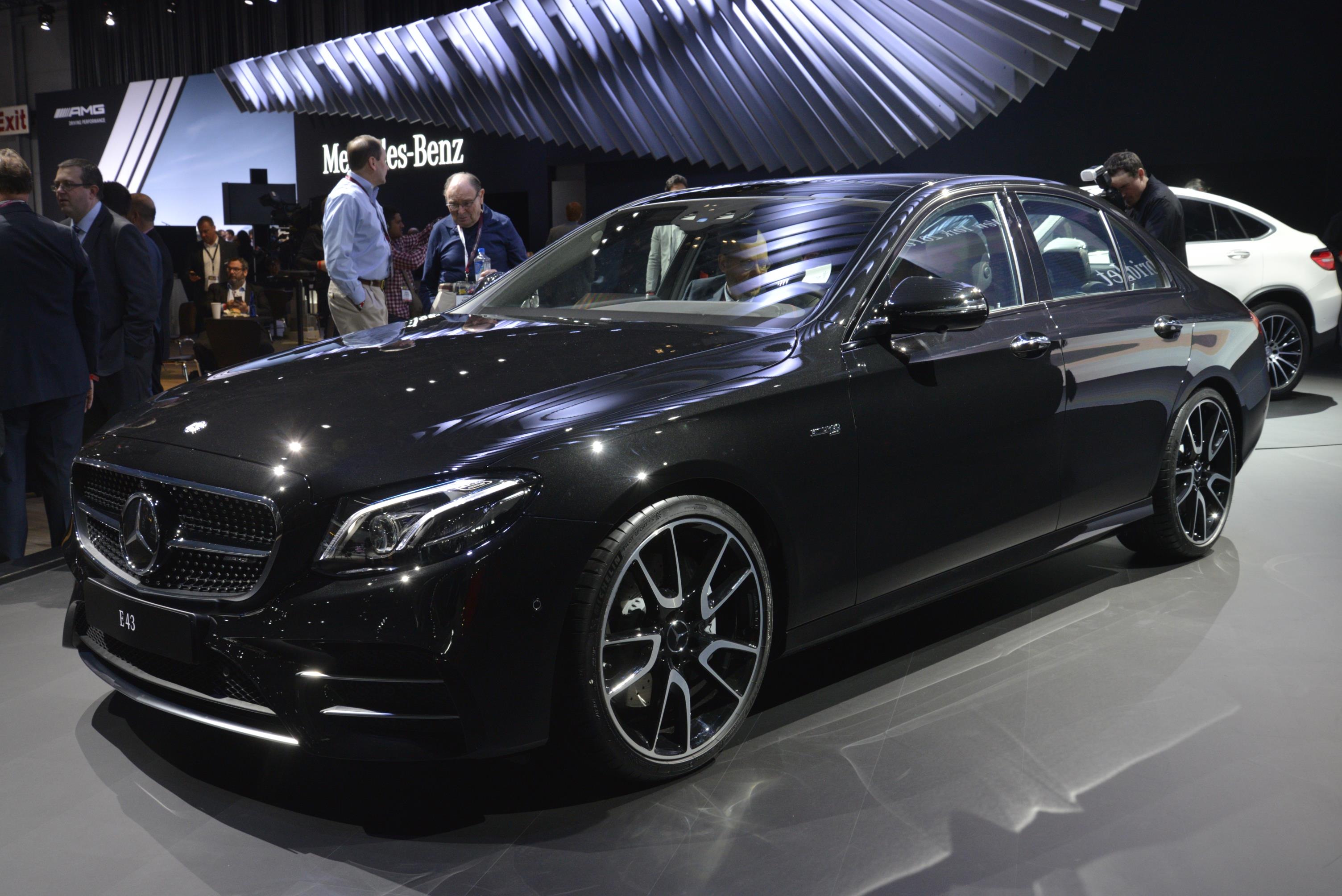 AMG wil rivaal van Porsche worden en zoekt de publiciteit op met 425 AMG Performance Centers ter wereld.