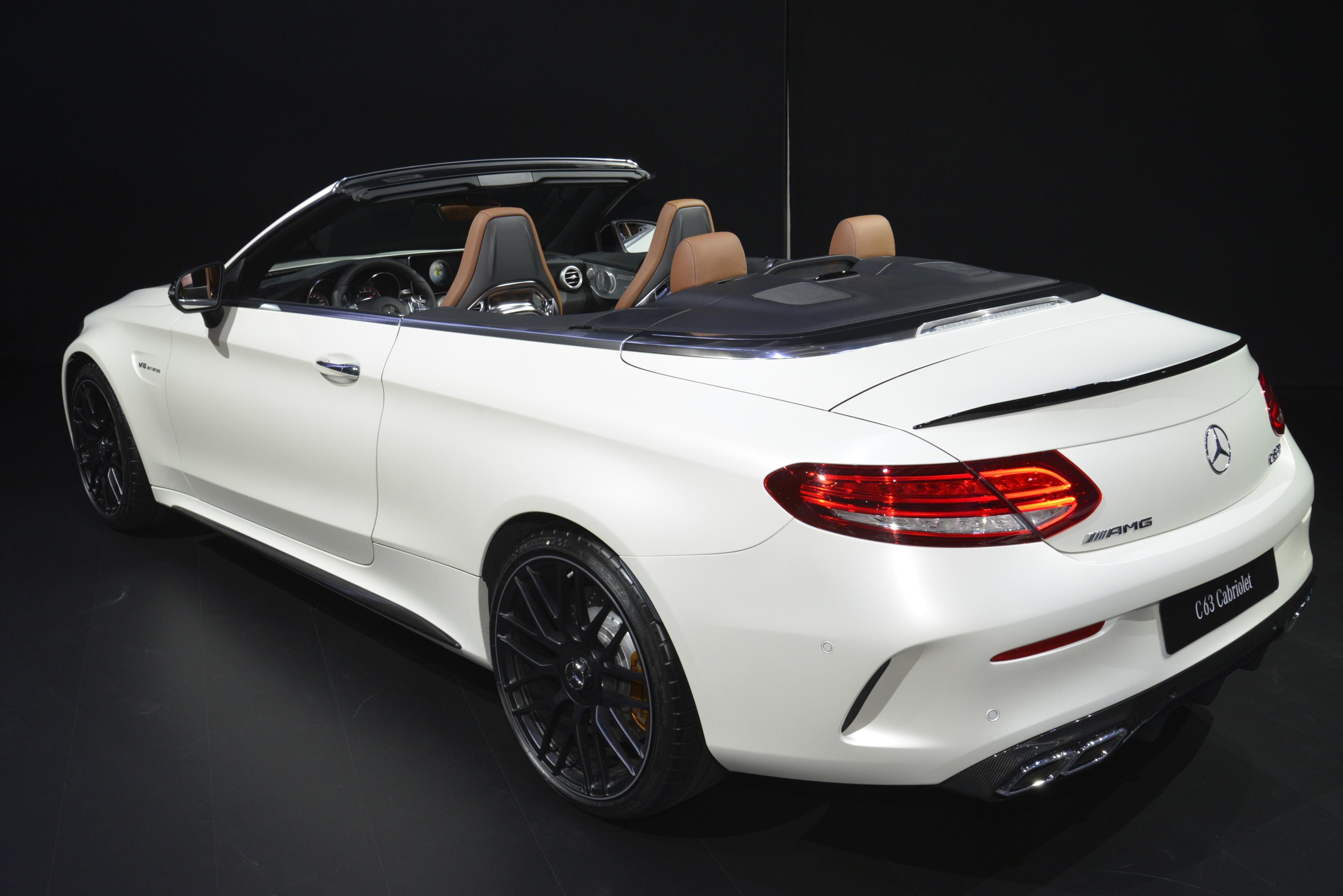 AMG wil rivaal van Porsche worden en zoekt de publiciteit op met 425 AMG Performance Centers ter wereld.