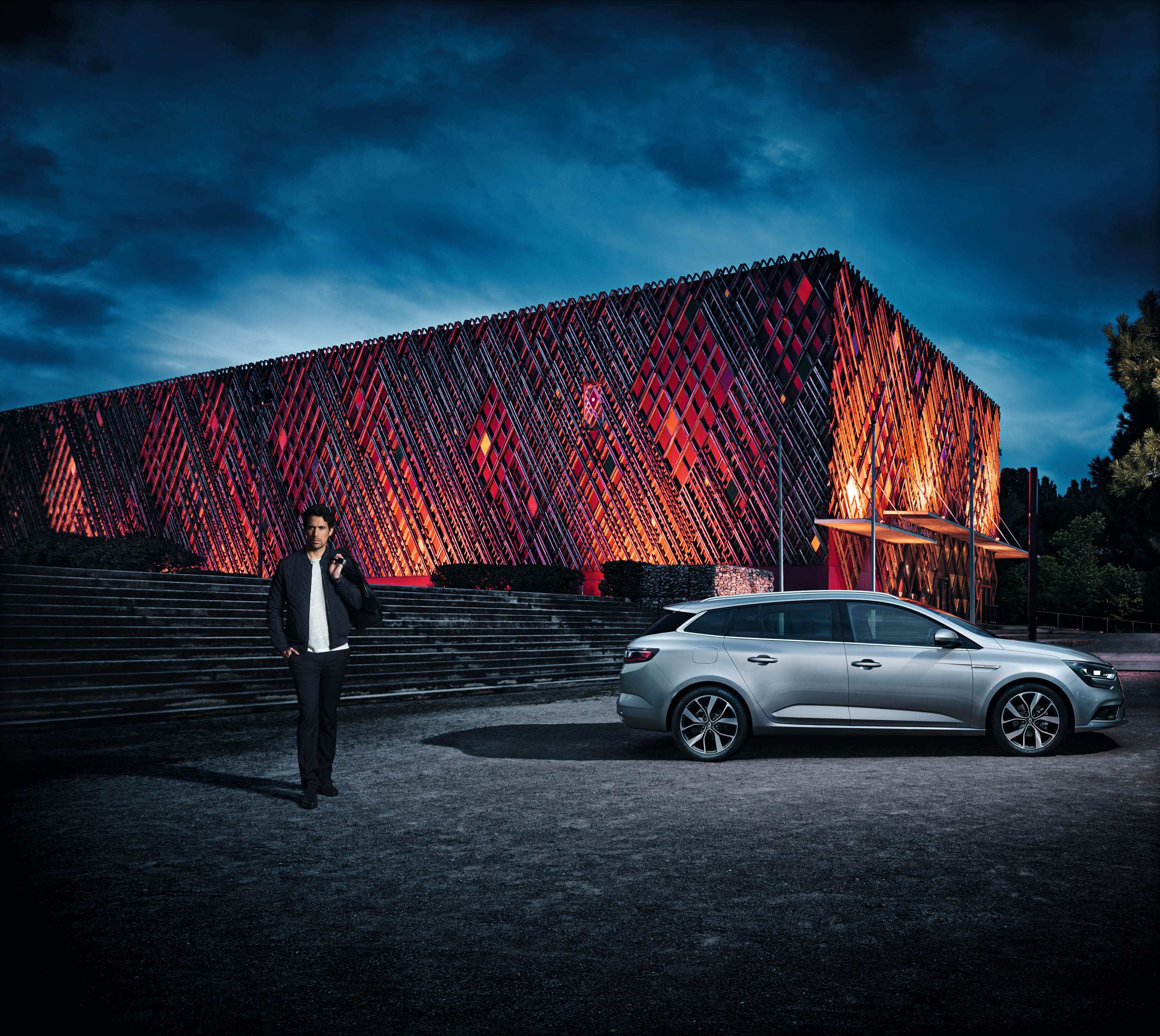 Renault zet de nieuwe Mgane Estate vanaf september 2016 bij de dealer in de showroom en trakteert op introductievoordeel met het Innovation Pack.