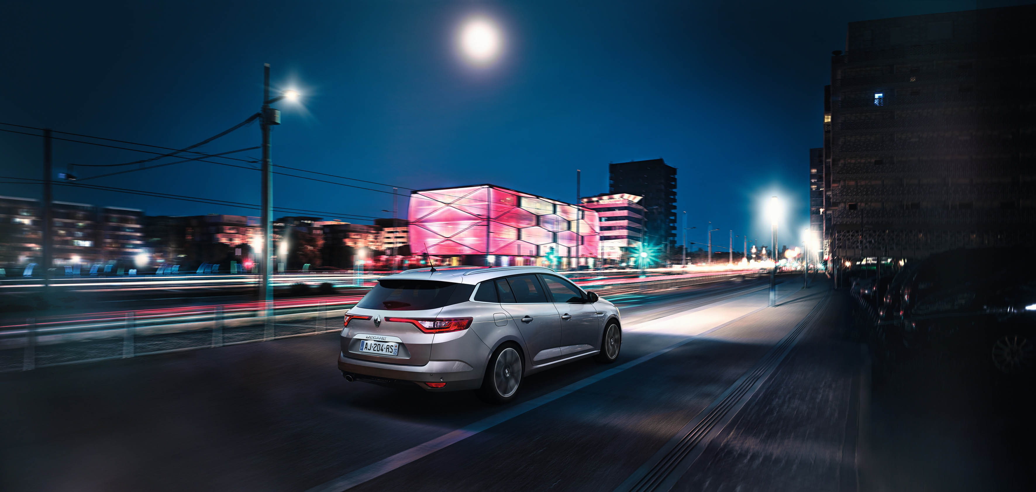 Renault zet de nieuwe Mgane Estate vanaf september 2016 bij de dealer in de showroom en trakteert op introductievoordeel met het Innovation Pack.