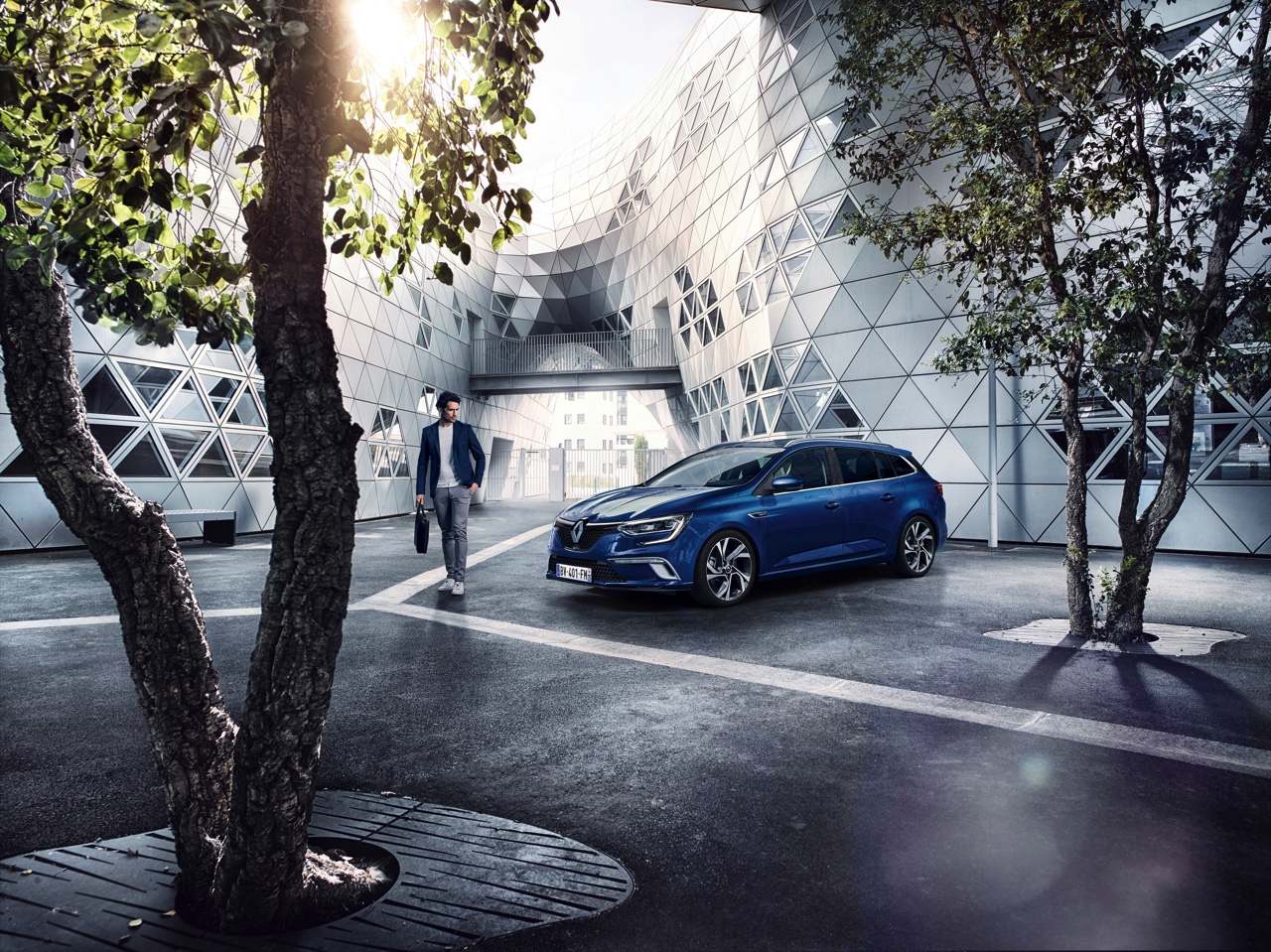 Renault zet de nieuwe Mgane Estate vanaf september 2016 bij de dealer in de showroom en trakteert op introductievoordeel met het Innovation Pack.