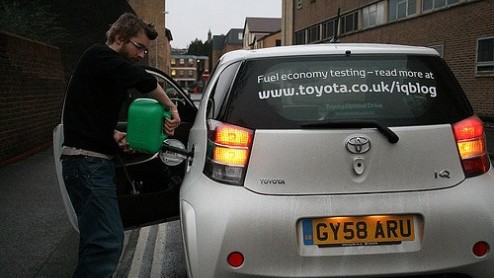 De brandstoftank van de Toyota iQ is maar 32 liter groot, toch heeft een groepje enthousiasten het voor elkaar gekregen om op die tank iets meer dan 800 kilometer te rijden. Dat komt neer op een verbr