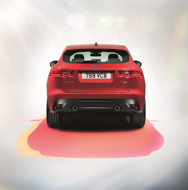 Meer dan 100 orders voor nieuwe Jaguar F-PACE. De eerste SUV van Jaguar staat op het punt van introductie en AutoVandaag maakt de eerste kilometers.