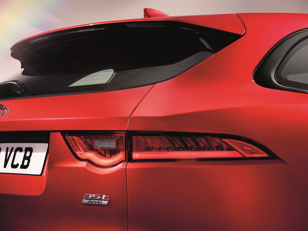 Meer dan 100 orders voor nieuwe Jaguar F-PACE. De eerste SUV van Jaguar staat op het punt van introductie en AutoVandaag maakt de eerste kilometers.