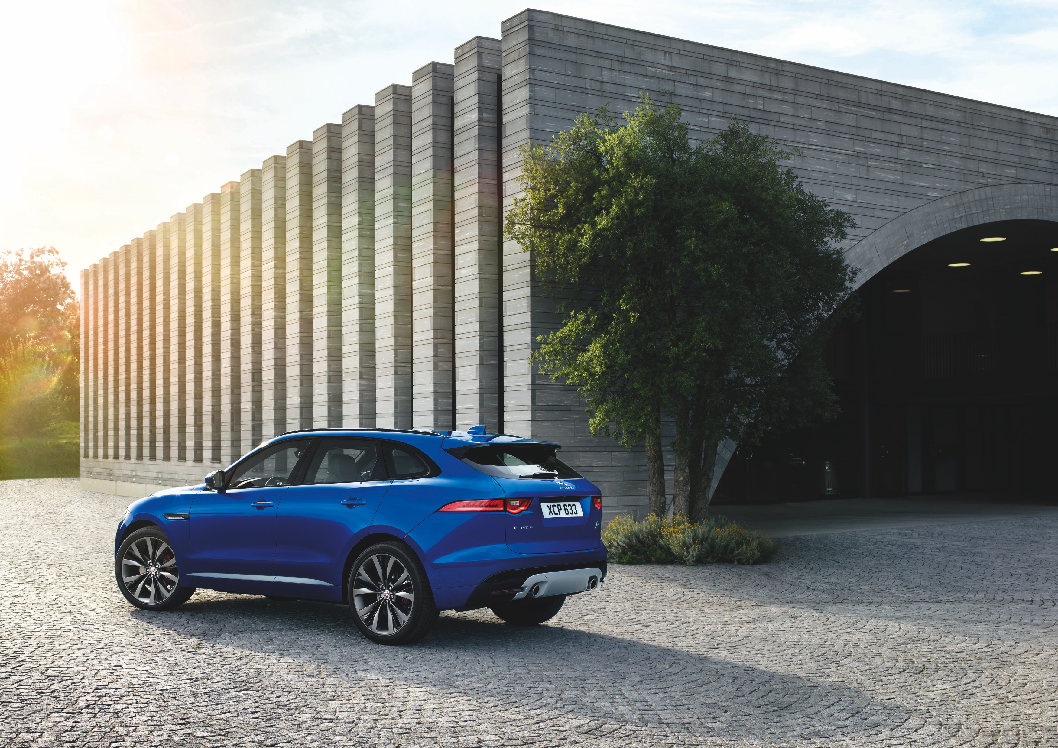 Een crossover met een body die grotendeels bestaat uit aluminium, motoren van 180 tot 380 pk en styling van een F-Type. Maak kennis met de Jaguar F-Pace.