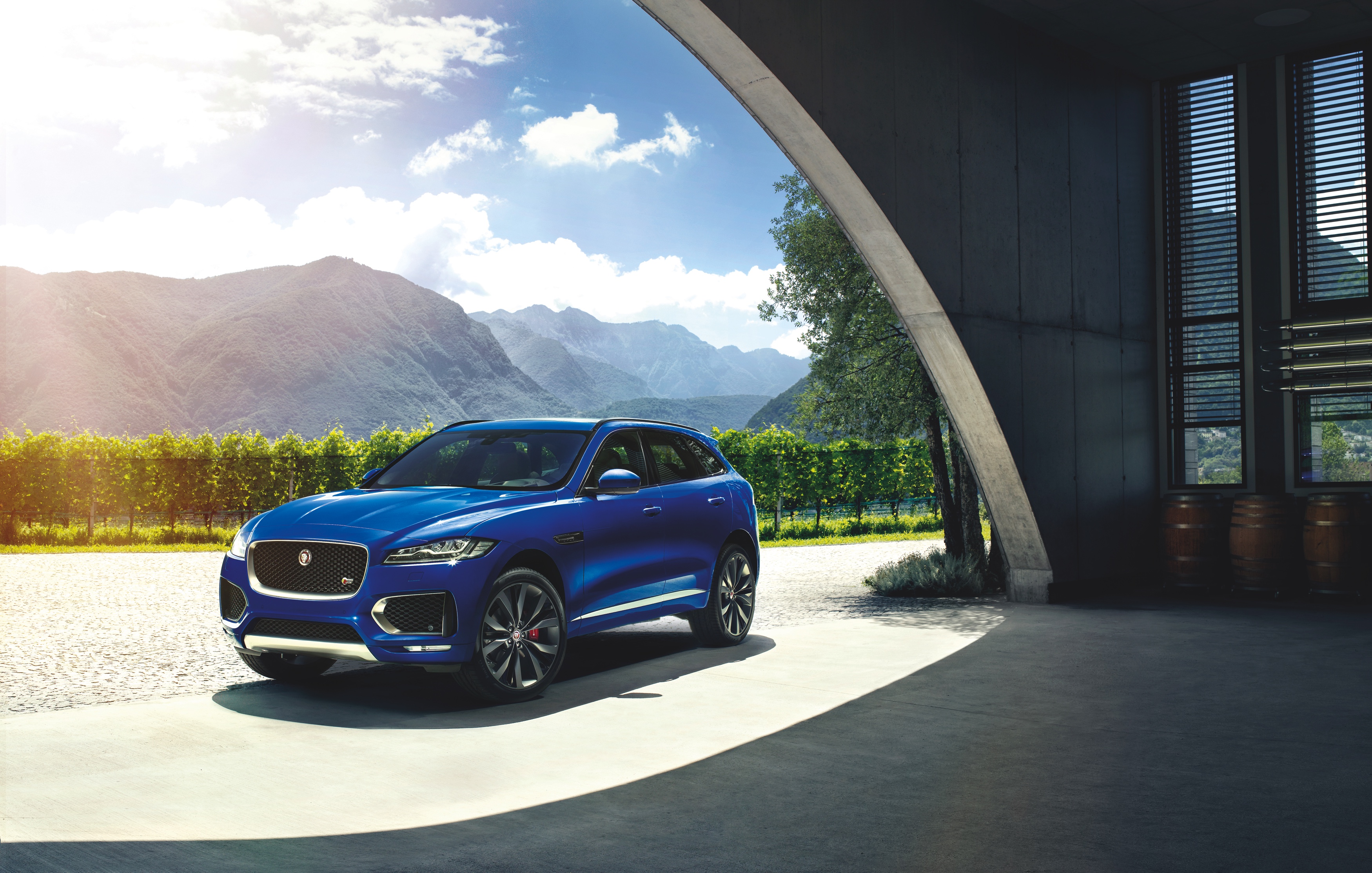 Een crossover met een body die grotendeels bestaat uit aluminium, motoren van 180 tot 380 pk en styling van een F-Type. Maak kennis met de Jaguar F-Pace.