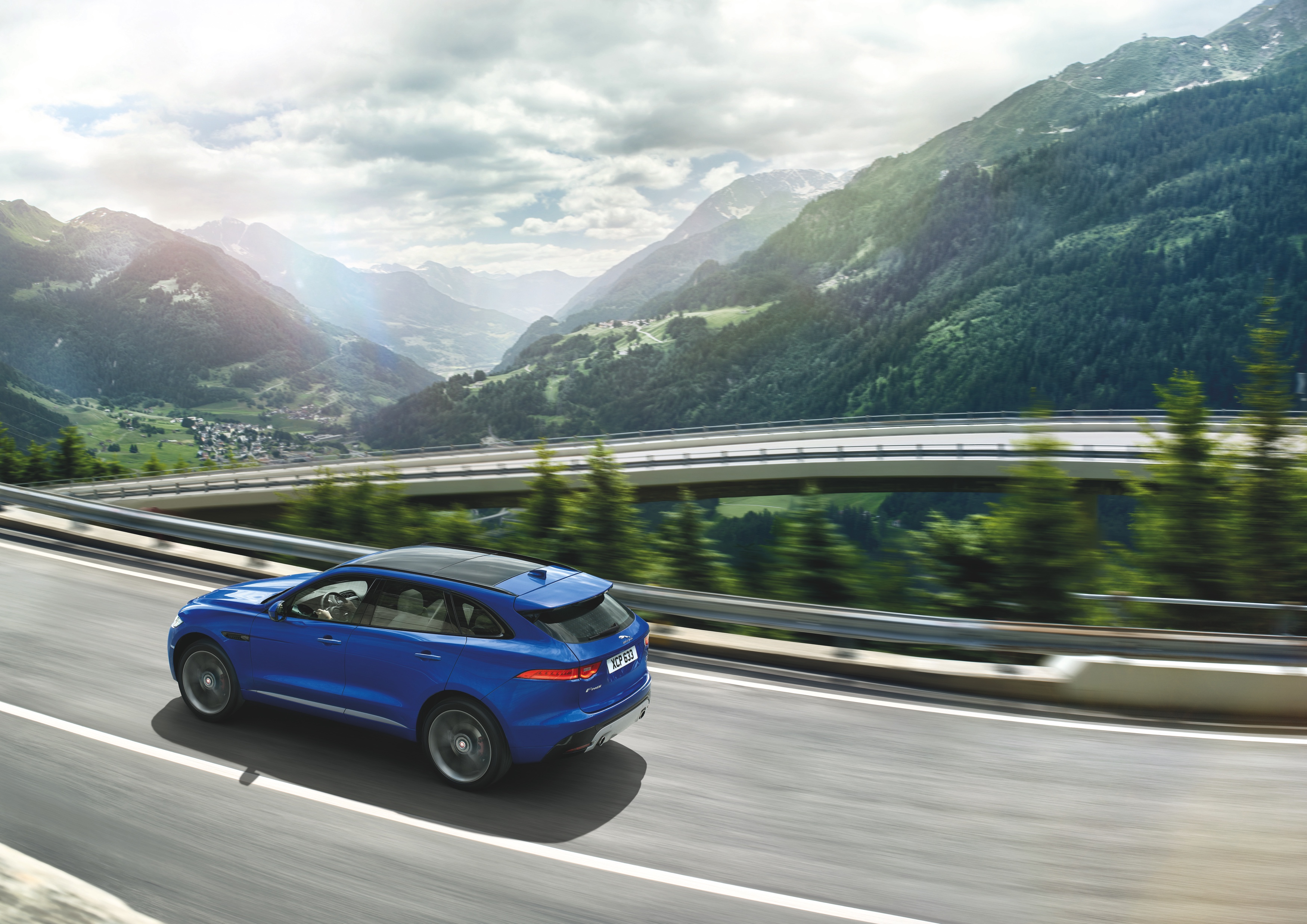 Een crossover met een body die grotendeels bestaat uit aluminium, motoren van 180 tot 380 pk en styling van een F-Type. Maak kennis met de Jaguar F-Pace.