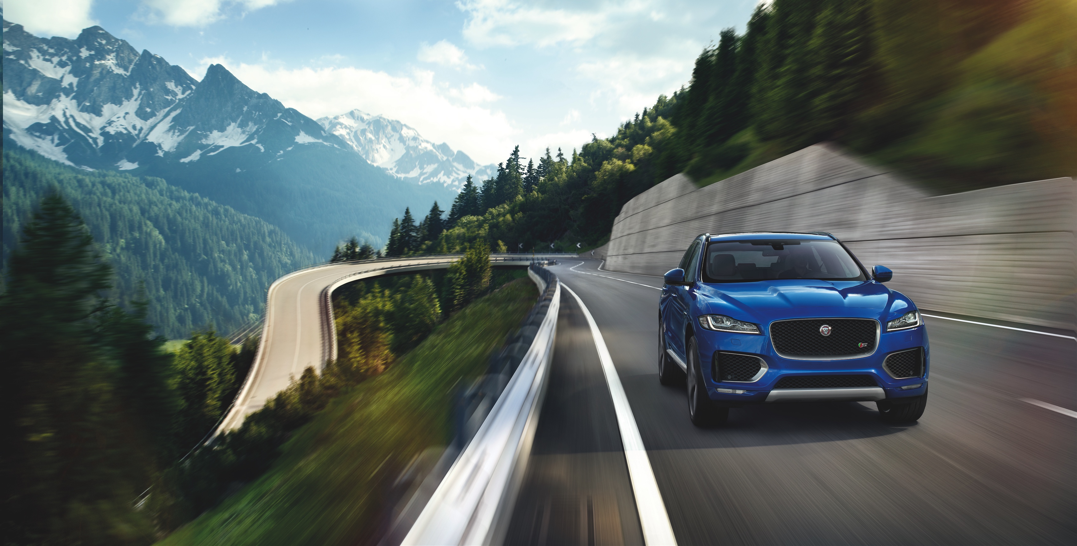 Een crossover met een body die grotendeels bestaat uit aluminium, motoren van 180 tot 380 pk en styling van een F-Type. Maak kennis met de Jaguar F-Pace.