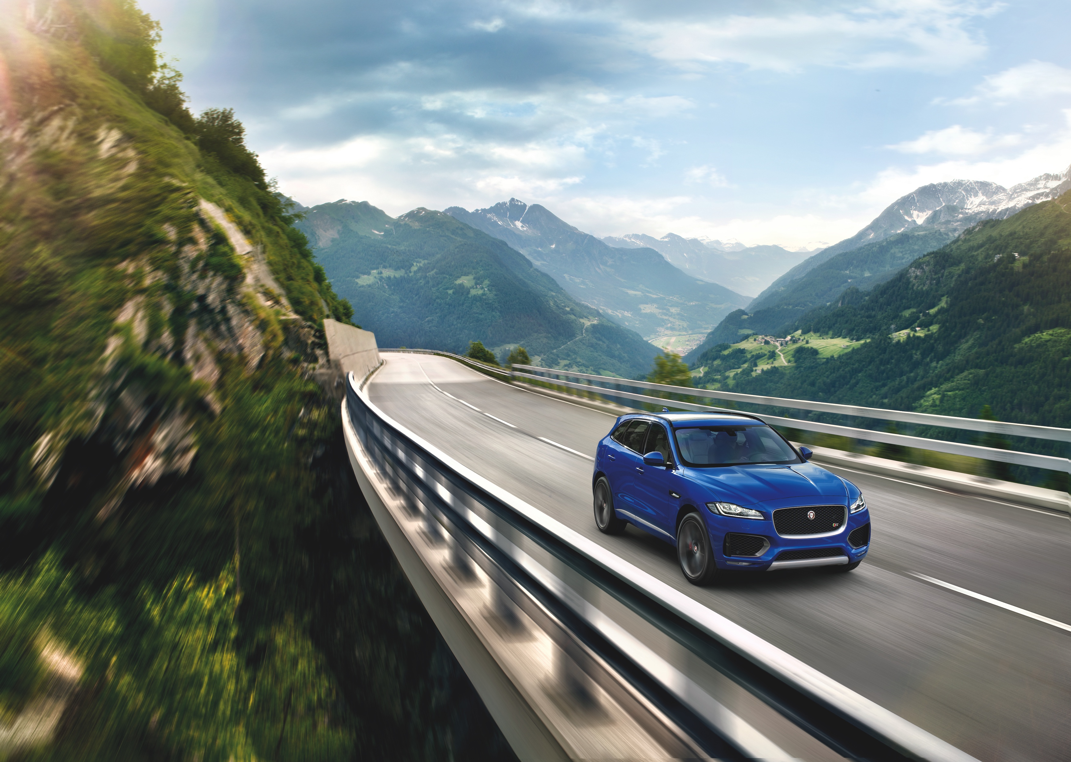 Een crossover met een body die grotendeels bestaat uit aluminium, motoren van 180 tot 380 pk en styling van een F-Type. Maak kennis met de Jaguar F-Pace.