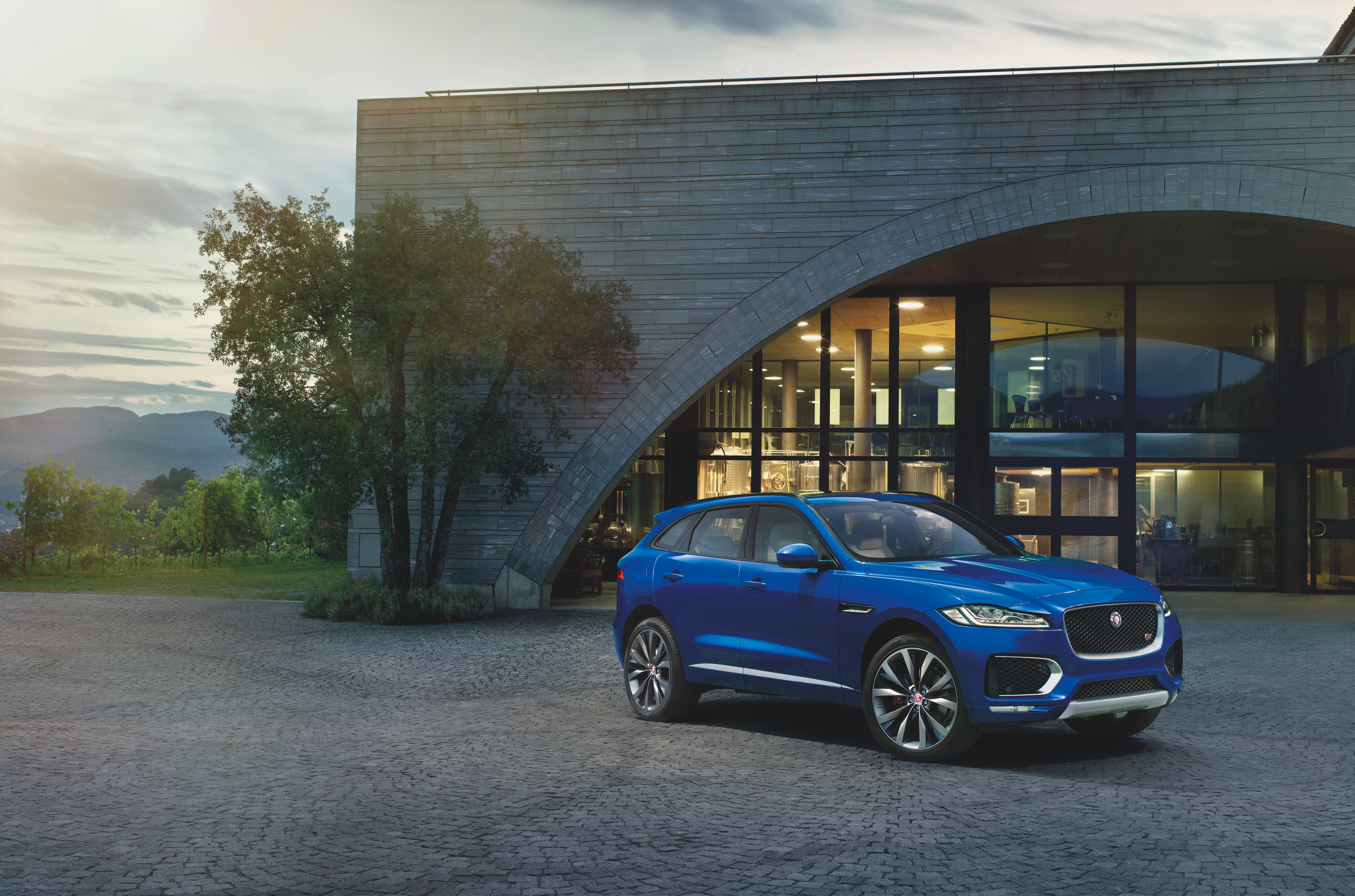 Een crossover met een body die grotendeels bestaat uit aluminium, motoren van 180 tot 380 pk en styling van een F-Type. Maak kennis met de Jaguar F-Pace.