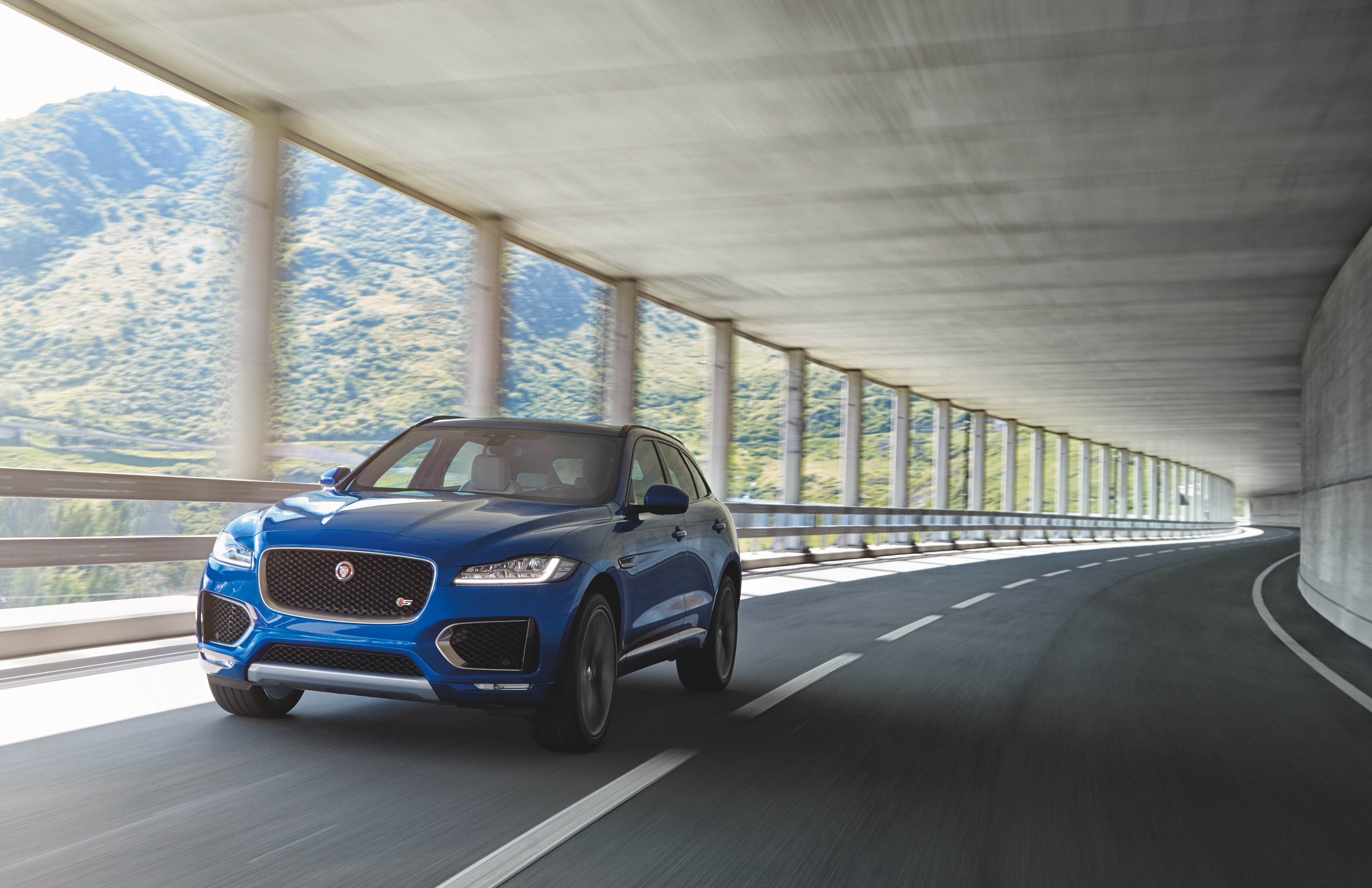 Een crossover met een body die grotendeels bestaat uit aluminium, motoren van 180 tot 380 pk en styling van een F-Type. Maak kennis met de Jaguar F-Pace.