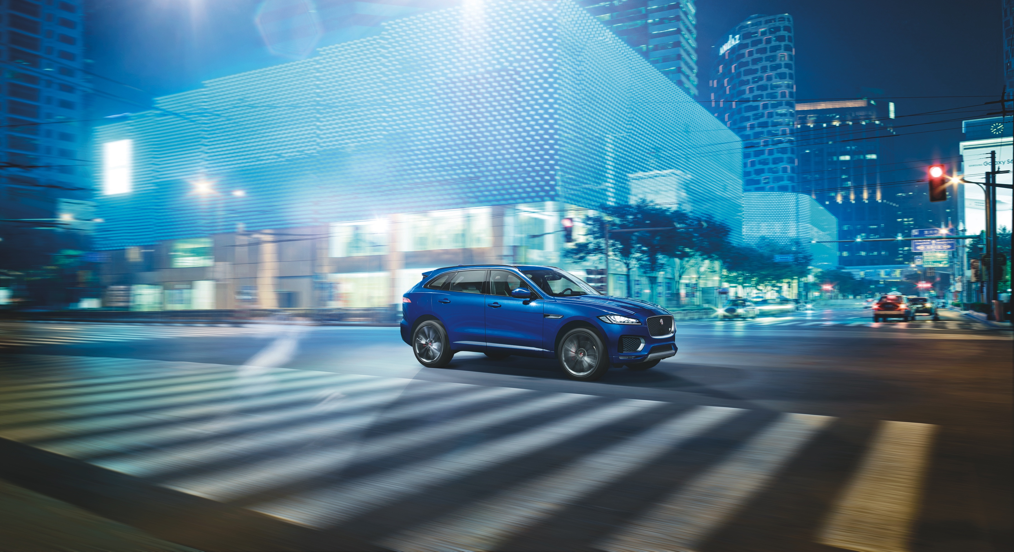 Een crossover met een body die grotendeels bestaat uit aluminium, motoren van 180 tot 380 pk en styling van een F-Type. Maak kennis met de Jaguar F-Pace.
