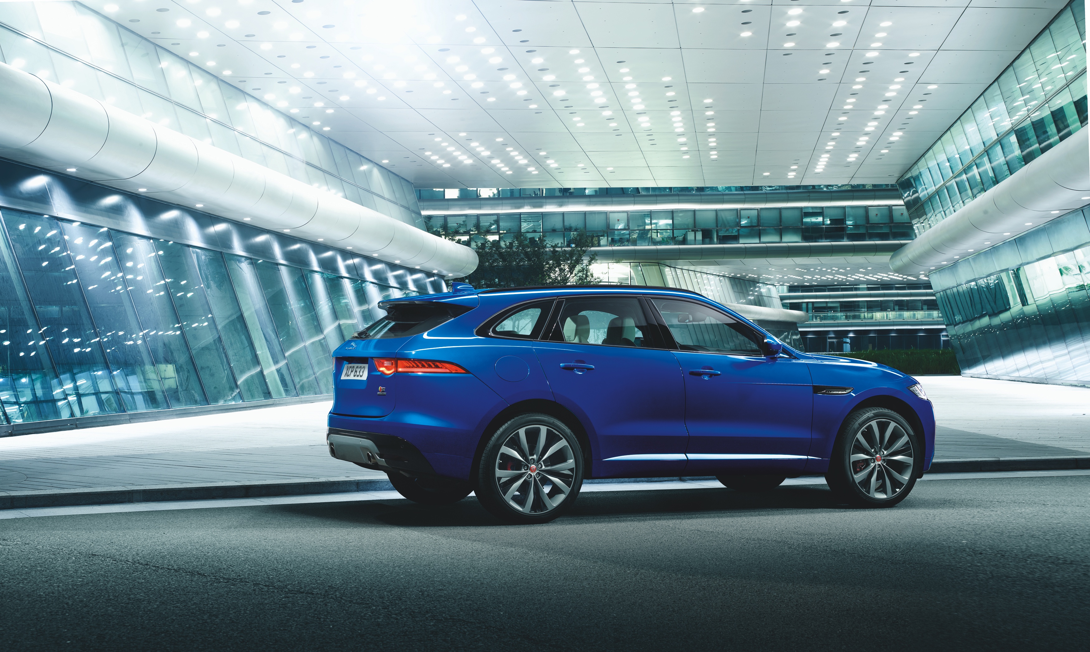 Een crossover met een body die grotendeels bestaat uit aluminium, motoren van 180 tot 380 pk en styling van een F-Type. Maak kennis met de Jaguar F-Pace.