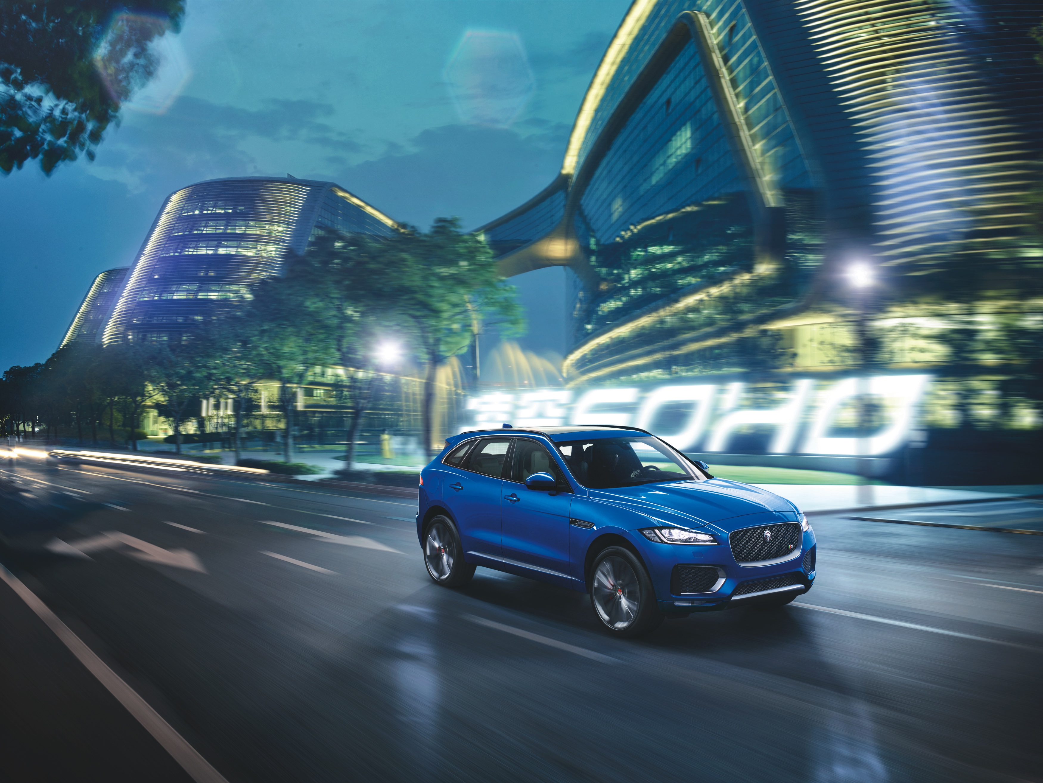 Een crossover met een body die grotendeels bestaat uit aluminium, motoren van 180 tot 380 pk en styling van een F-Type. Maak kennis met de Jaguar F-Pace.