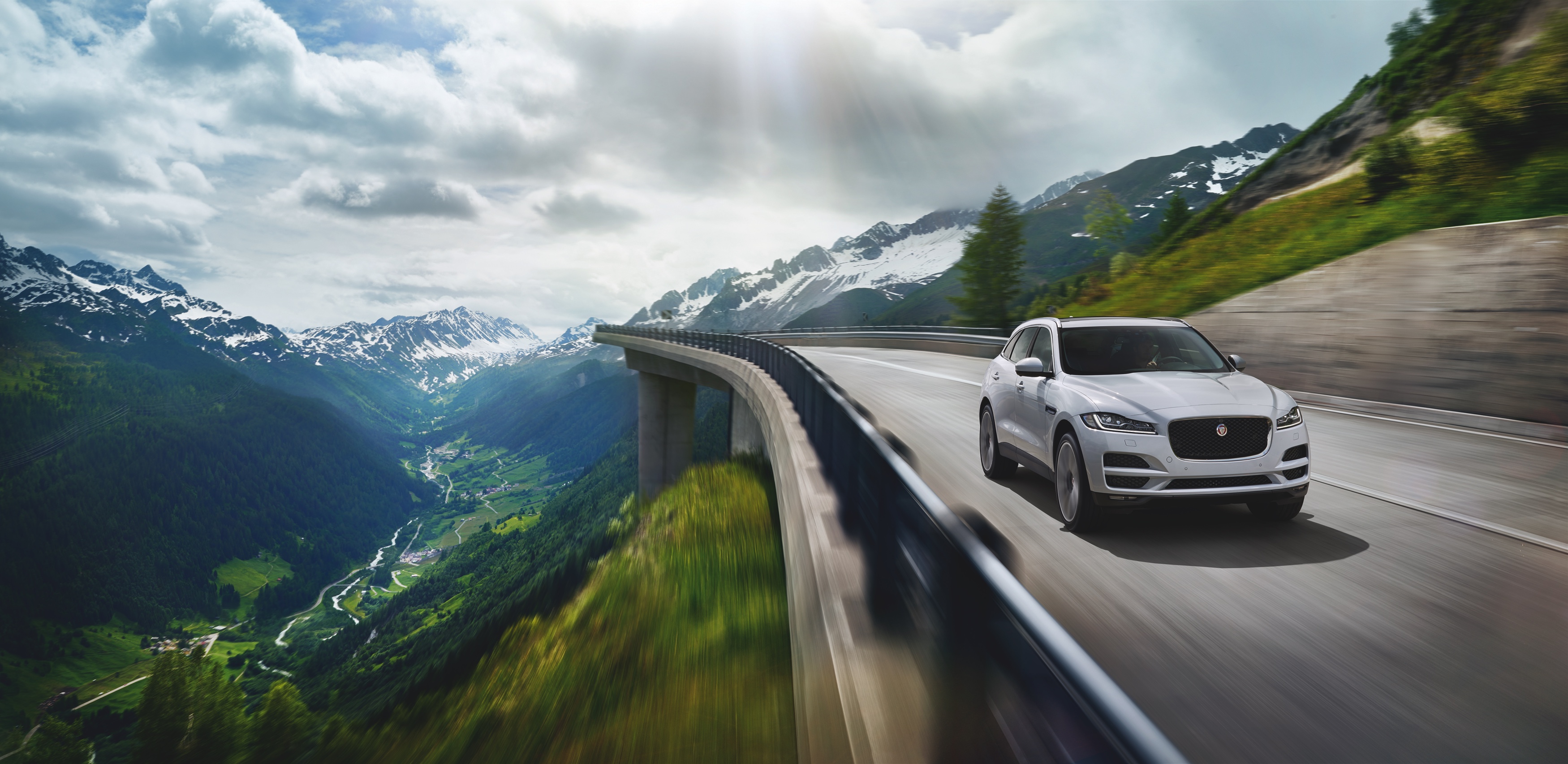 Een crossover met een body die grotendeels bestaat uit aluminium, motoren van 180 tot 380 pk en styling van een F-Type. Maak kennis met de Jaguar F-Pace.