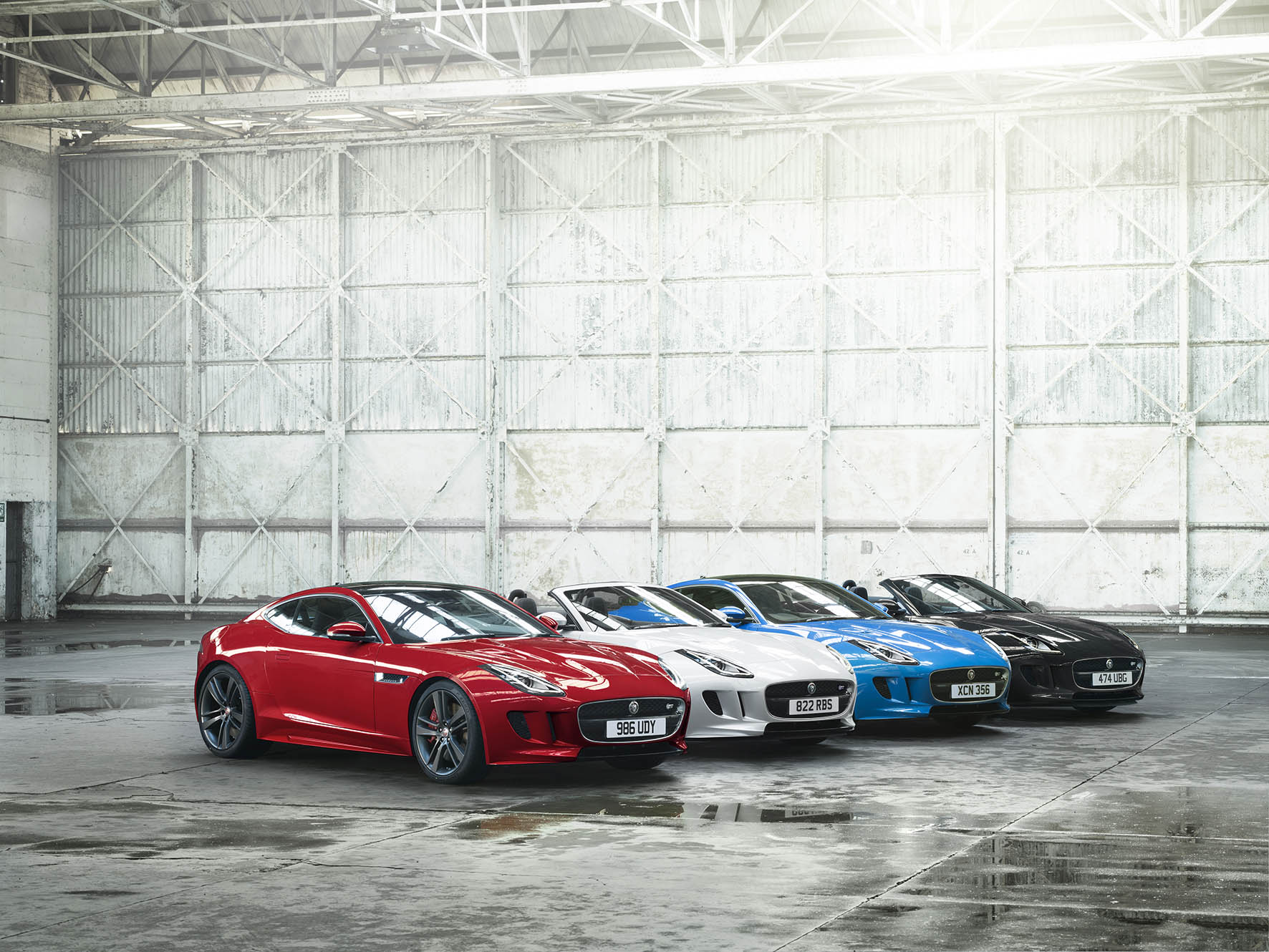 Jaguar brengt F-TYPE British Design Edition exclusief op smaak. De speciale uitvoering wordt vanaf het voorjaar 2016 beschikbaar.