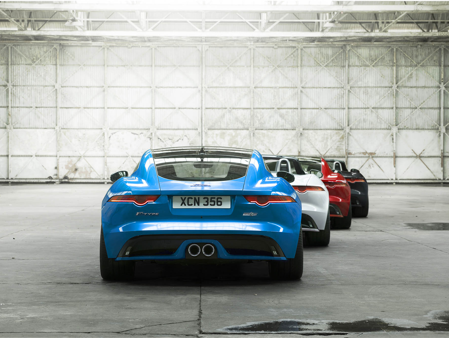 Jaguar brengt F-TYPE British Design Edition exclusief op smaak. De speciale uitvoering wordt vanaf het voorjaar 2016 beschikbaar.