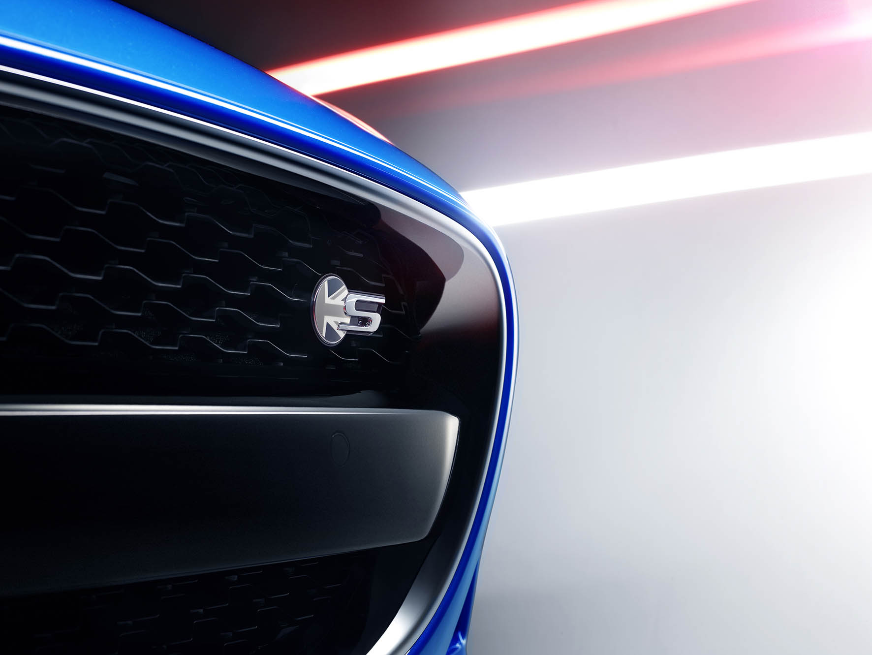 Jaguar brengt F-TYPE British Design Edition exclusief op smaak. De speciale uitvoering wordt vanaf het voorjaar 2016 beschikbaar.