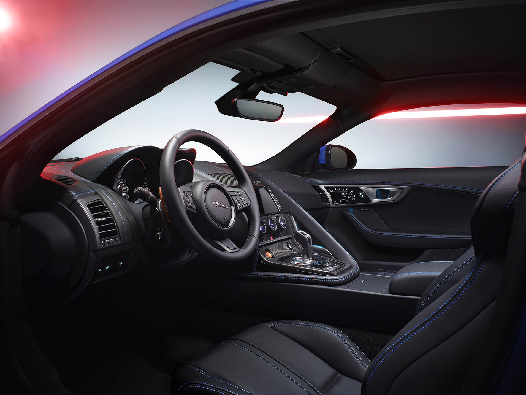 Jaguar brengt F-TYPE British Design Edition exclusief op smaak. De speciale uitvoering wordt vanaf het voorjaar 2016 beschikbaar.
