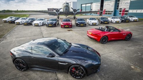 Jaguar F-Type Coup nu leverbaar bij de dealer. Robert Doornbos zet de introductie van de F-Type kracht bij.