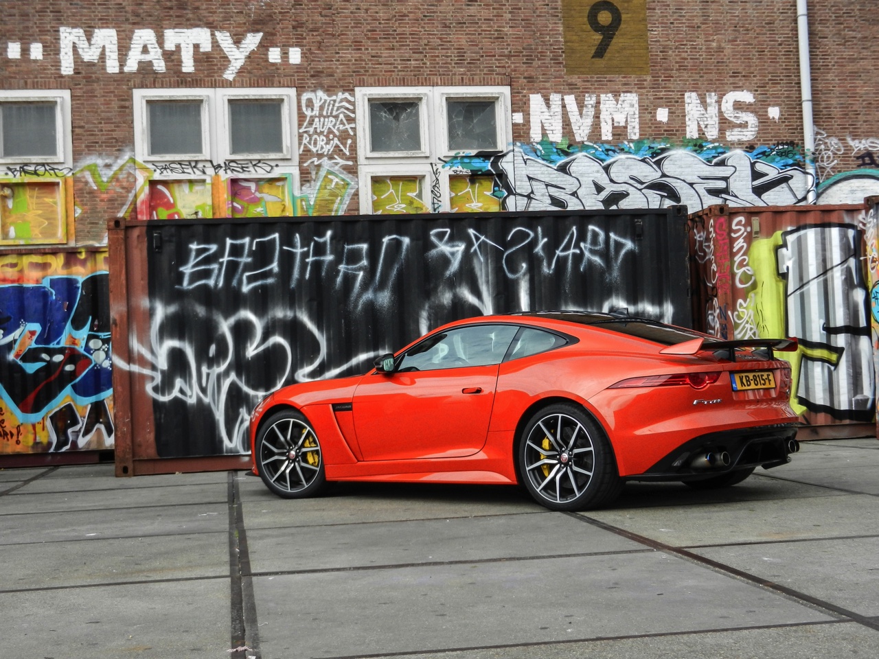 In de nieuwe SVR-uitvoering levert de Jaguar F-Type prestaties van supercarniveau. Wint hij ook de strijd met die wagens? AutoVandaag zocht het uit bij een rijtest.