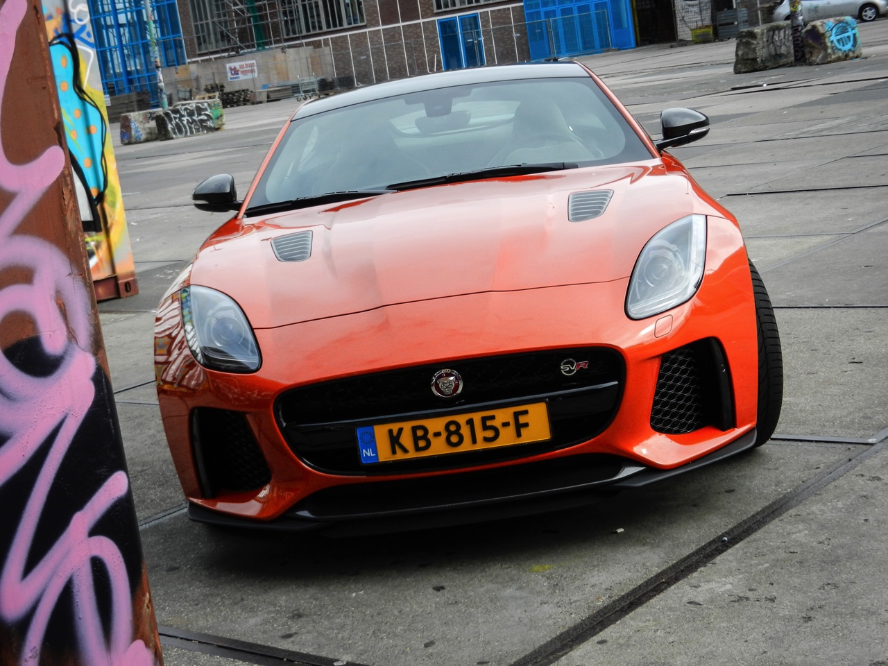 In de nieuwe SVR-uitvoering levert de Jaguar F-Type prestaties van supercarniveau. Wint hij ook de strijd met die wagens? AutoVandaag zocht het uit bij een rijtest.