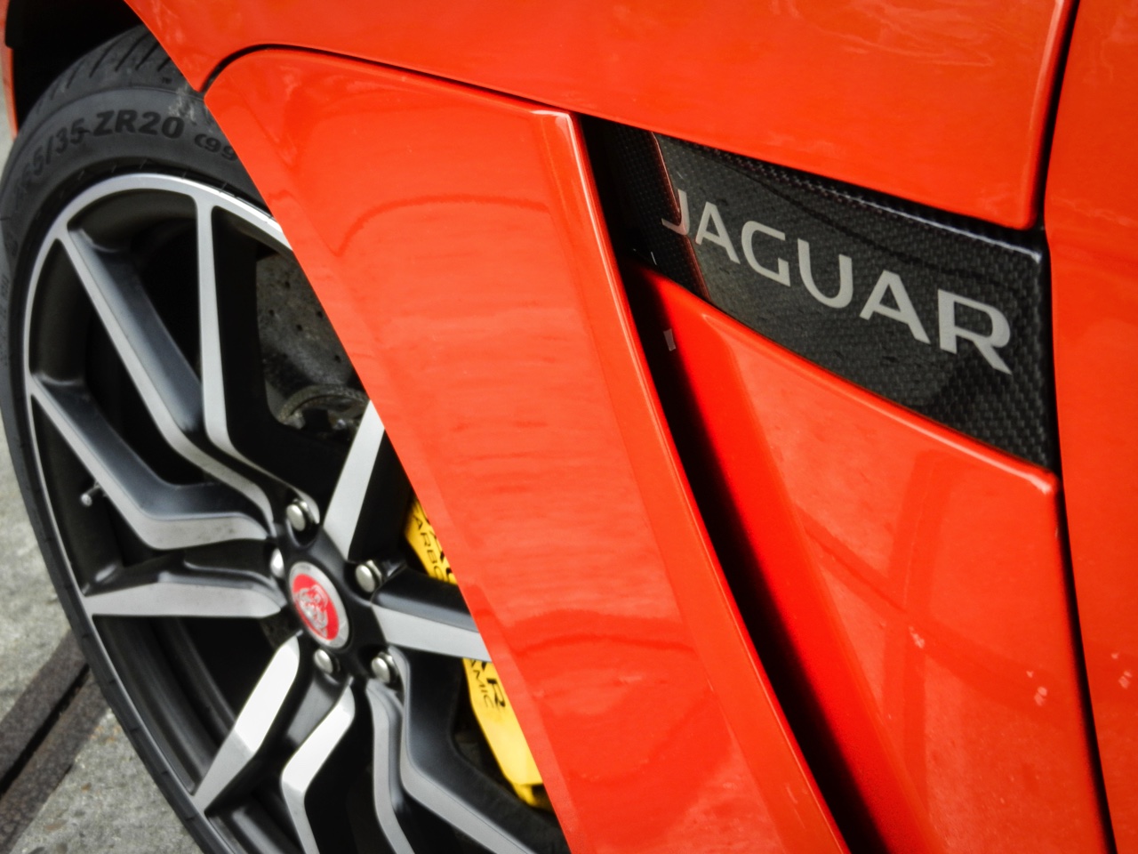 In de nieuwe SVR-uitvoering levert de Jaguar F-Type prestaties van supercarniveau. Wint hij ook de strijd met die wagens? AutoVandaag zocht het uit bij een rijtest.