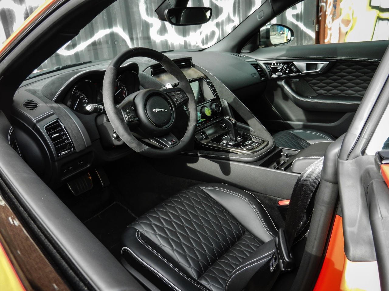 In de nieuwe SVR-uitvoering levert de Jaguar F-Type prestaties van supercarniveau. Wint hij ook de strijd met die wagens? AutoVandaag zocht het uit bij een rijtest.