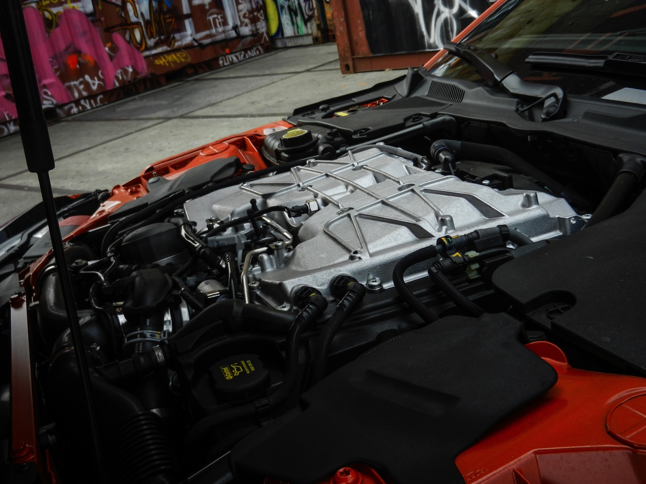 In de nieuwe SVR-uitvoering levert de Jaguar F-Type prestaties van supercarniveau. Wint hij ook de strijd met die wagens? AutoVandaag zocht het uit bij een rijtest.