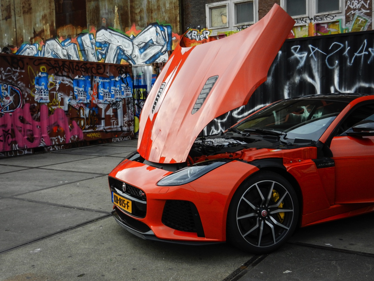 In de nieuwe SVR-uitvoering levert de Jaguar F-Type prestaties van supercarniveau. Wint hij ook de strijd met die wagens? AutoVandaag zocht het uit bij een rijtest.