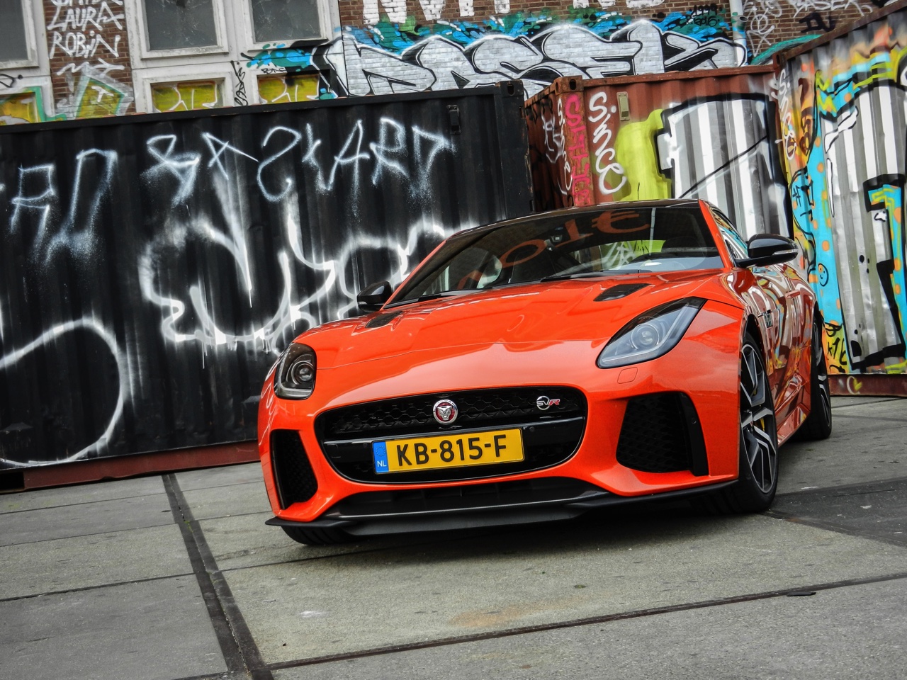 In de nieuwe SVR-uitvoering levert de Jaguar F-Type prestaties van supercarniveau. Wint hij ook de strijd met die wagens? AutoVandaag zocht het uit bij een rijtest.