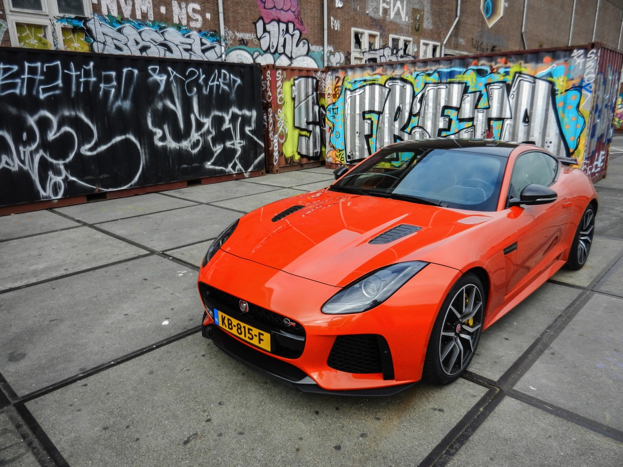 In de nieuwe SVR-uitvoering levert de Jaguar F-Type prestaties van supercarniveau. Wint hij ook de strijd met die wagens? AutoVandaag zocht het uit bij een rijtest.