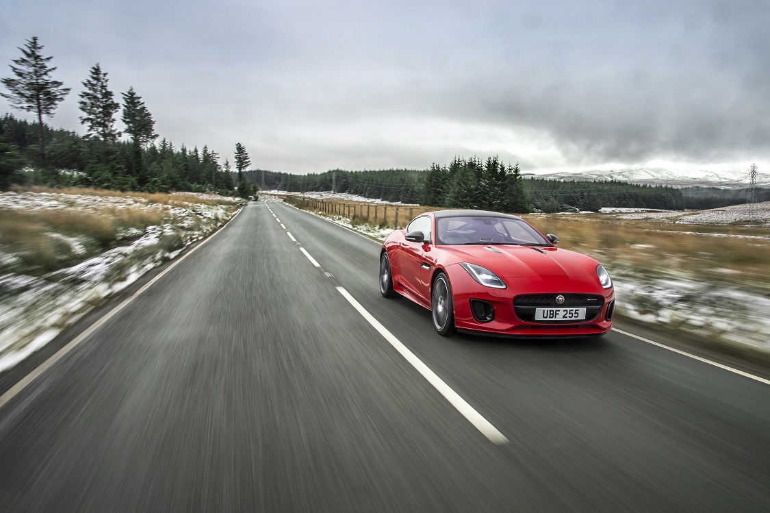 De Jaguar F-Type krijgt een nieuwe instapversie, die het moet doen met slechts vier cilinders. Met een vermogen van 300 pk is dat echter zeker geen behelpen. De vanafprijs zakt er ook iets door.