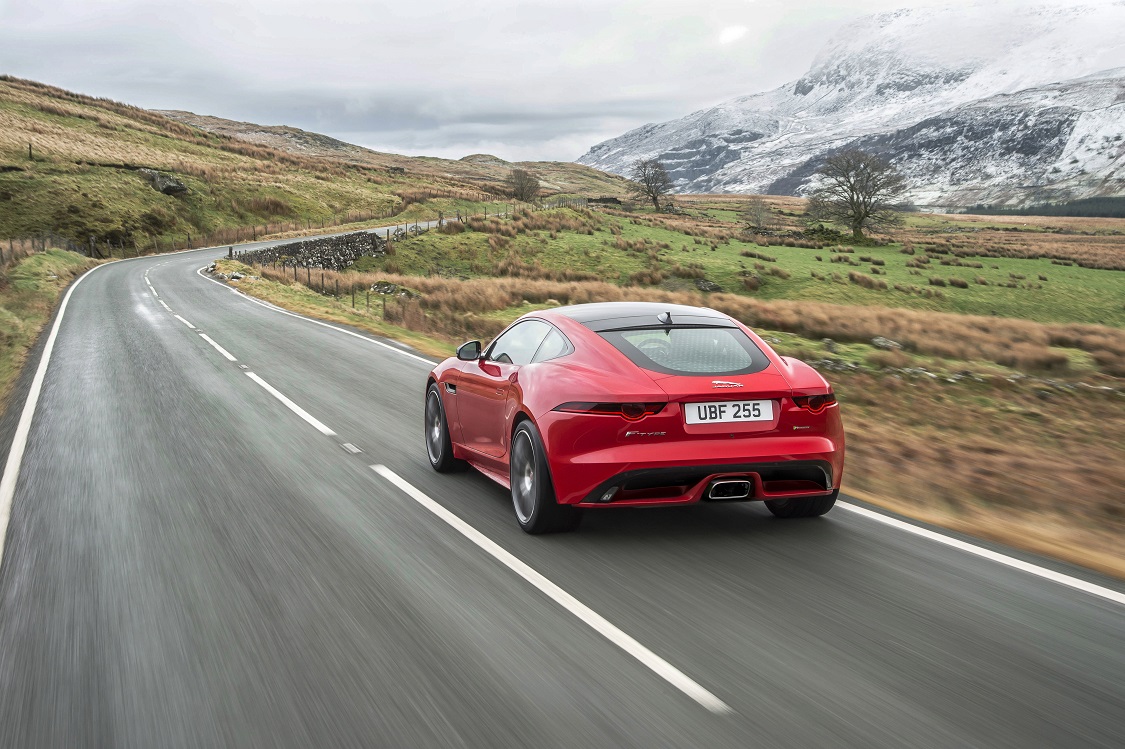 De Jaguar F-Type krijgt een nieuwe instapversie, die het moet doen met slechts vier cilinders. Met een vermogen van 300 pk is dat echter zeker geen behelpen. De vanafprijs zakt er ook iets door.